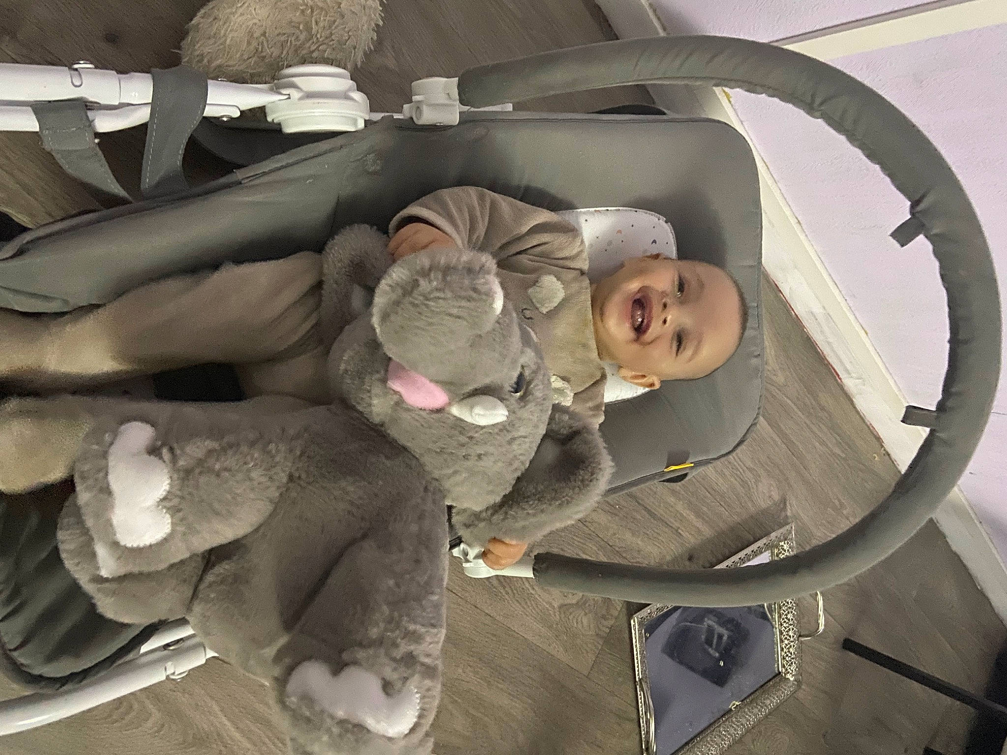 El Hadj a rejoint le concours — aidez-le/la à gagner de superbes lots ! auto_part, automotive_design, automotive_exterior, automotive_wheel_system, baby, baby_carriage, baby_products, car, car_seat, circle, comfort, family_car, fun, luxury_vehicle, motor_vehicle, person, smile, sunglasses, toddler, tree