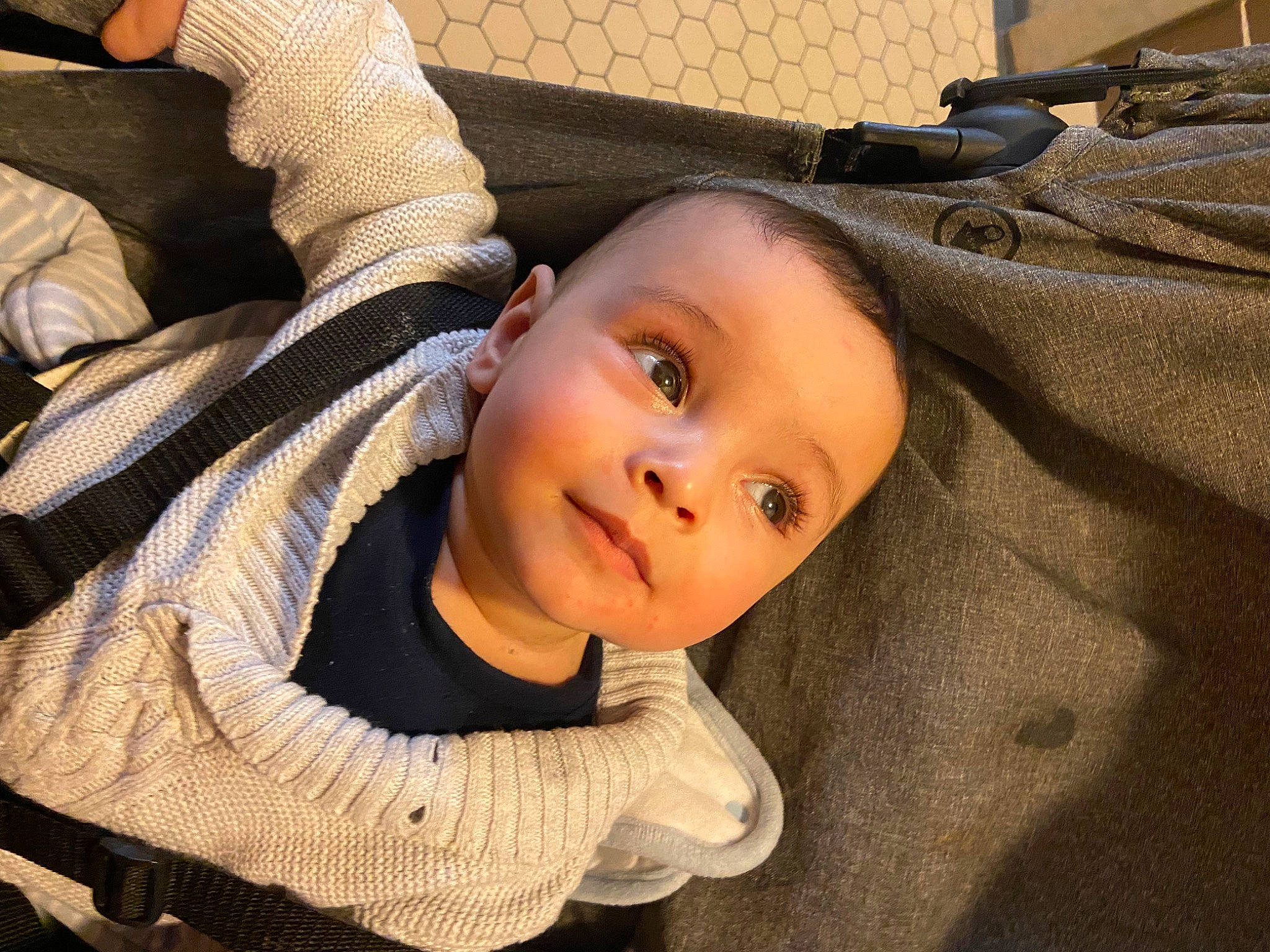 El Hadj participe au concours pour gagner de l'argent avec cette photo : baby, baby_toddler_clothing, brown, cheek, child, comfort, fun, happy, nose, person, sitting, skin, smile, toddler, wood