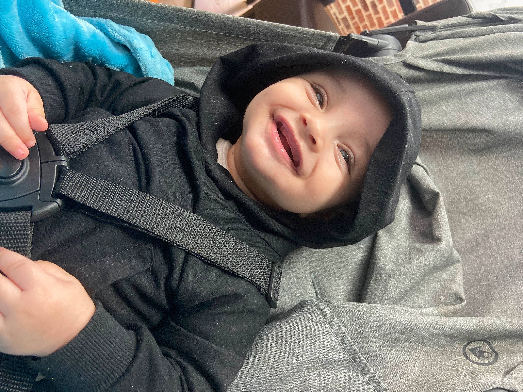 El Hadj participe au concours pour gagner de l'argent avec cette photo : black_hair, cheek, child, comfort, cool, gesture, grass, happy, head, headwear, hoodie, joy, mouth, nail, nose, person, sitting, sleeve, smile, textile