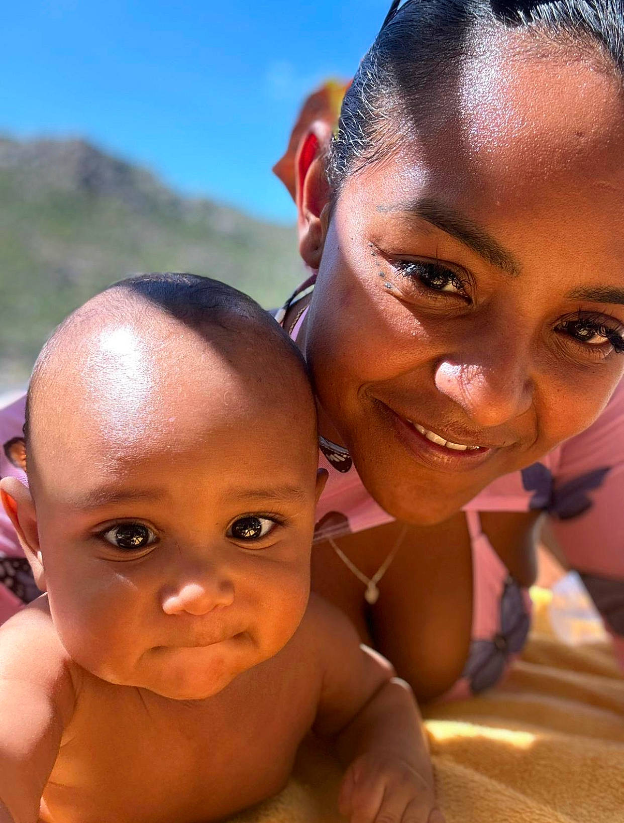 Kingsley participe au concours pour gagner de l'argent avec cette photo : black_hair, body_of_water, cheek, chin, eyebrow, forehead, gesture, happy, interaction, leisure, lip, mouth, muscle, neck, nose, people_in_nature, person, skin, sky, smile