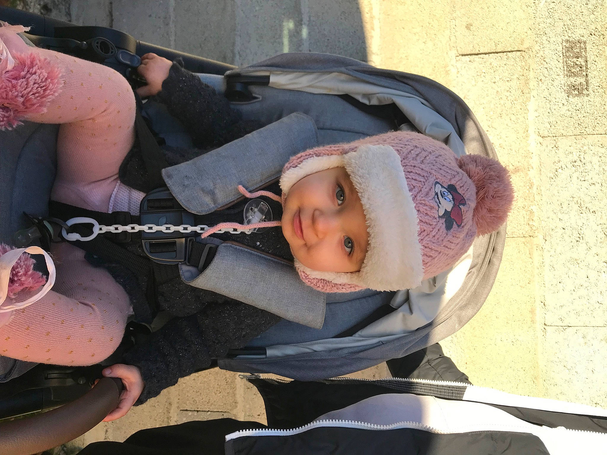 Kaycee participe au concours pour gagner de l'argent avec cette photo : auto_part, baby, baby_carriage, baby_products, baby_toddler_clothing, child, comfort, fashion_accessory, fun, hat, headwear, lap, person, sitting, toddler, vacation