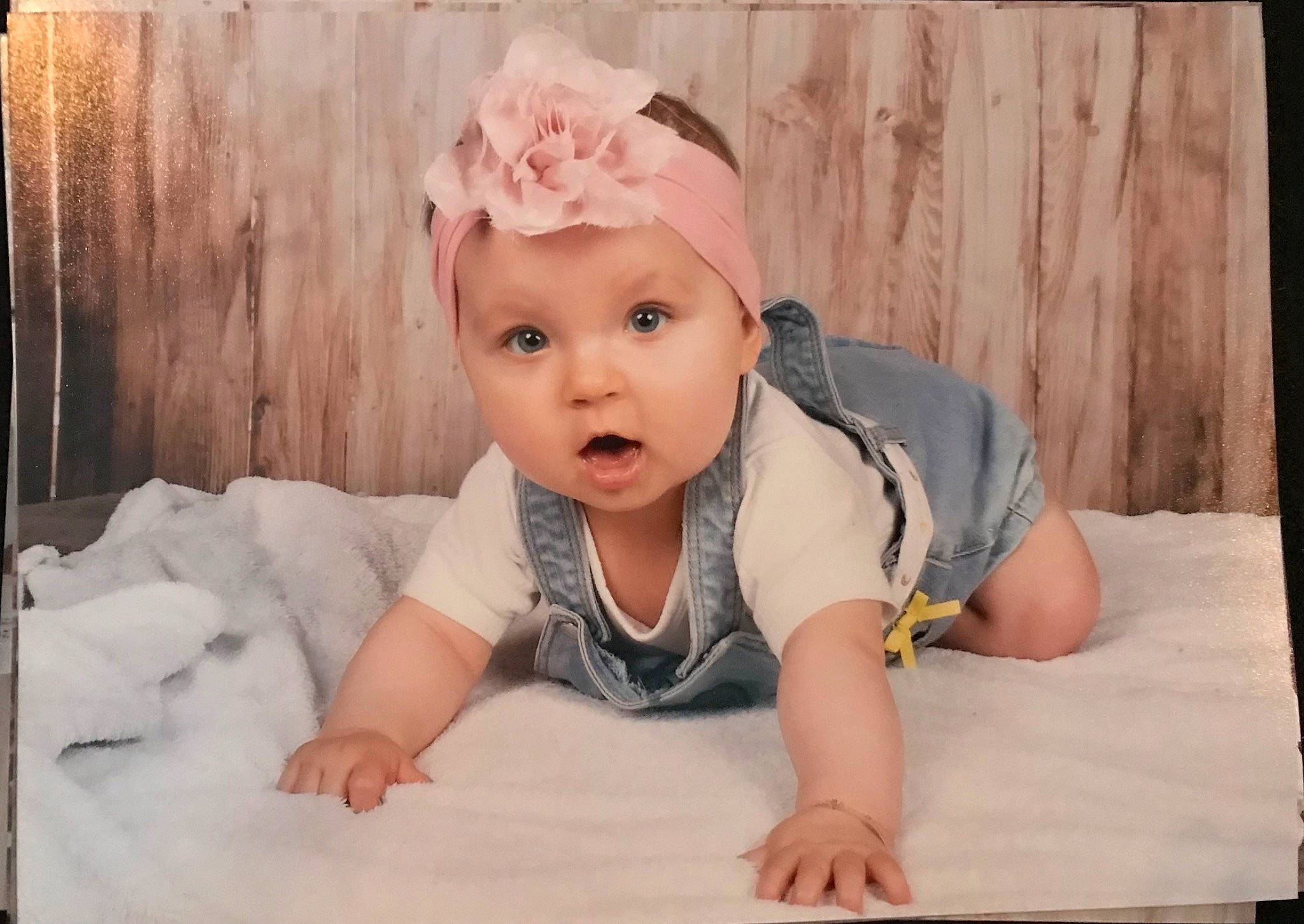 Kaycee a rejoint le concours — aidez-le/la à gagner de superbes lots ! baby, baby_toddler_clothing, child, chin, comfort, dress, eye, flash_photography, fun, grass, happy, head, headwear, iris, person, plant, sitting, sleeve, smile, surprise