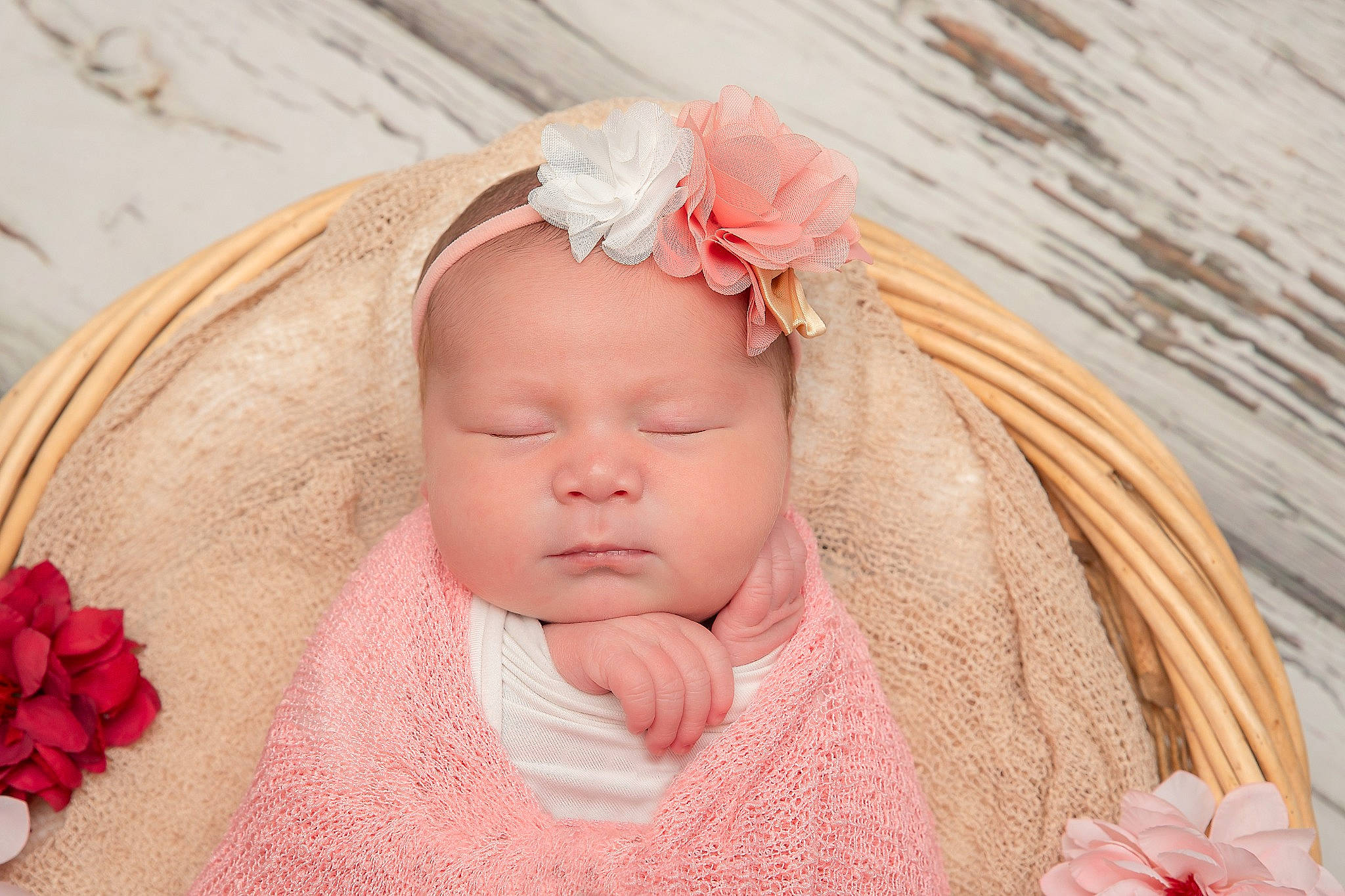 Giüliana participe au concours pour gagner de l'argent avec cette photo : baby, baby_toddler_clothing, bridal_accessory, cheek, child, eyelash, flower, grass, hair_accessory, headband, headgear, headpiece, headwear, neck, peach, person, petal, pink, skin, sleeve