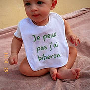 Steylor participe au concours pour gagner de l'argent avec cette photo : baby, child, bib, sitting, blanket, soft_texture, curious, expression, skin, foot, hand, head, face, indoors, natural_light, clothing, person, infant, cute, portrait