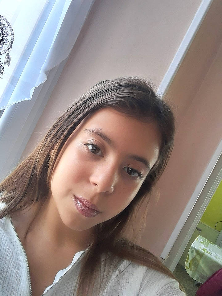 Tiphaine a rejoint le concours — aidez-le/la à gagner de superbes lots ! brown_hair, chin, eyebrow, eyelash, flash_photography, happy, jaw, layered_hair, lip, long_hair, makeover, nose, person, portrait_photography, selfie, skin