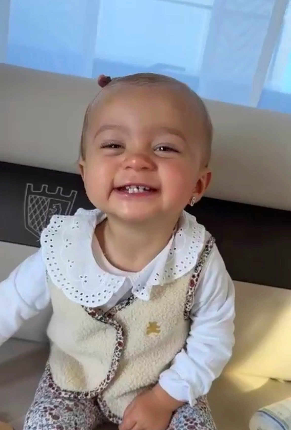Anna a rejoint le concours — aidez-le/la à gagner de superbes lots ! toddler, child, smiling, happy, clothing, white_collar, sitting, indoor, couch, face, portrait, cute, baby, earring, patterned_pants, light, young_child, person, home, joyful