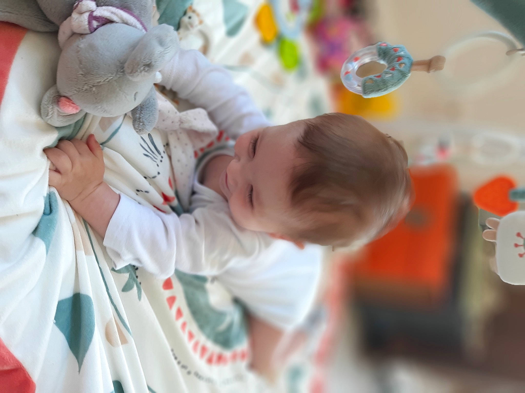 Laya participe au concours pour gagner de l'argent avec cette photo : baby, baby_products, baby_toddler_clothing, child, event, fun, gesture, happy, leisure, party_supply, person, play, ritual, room, t_shirt, toddler, tradition, vacation