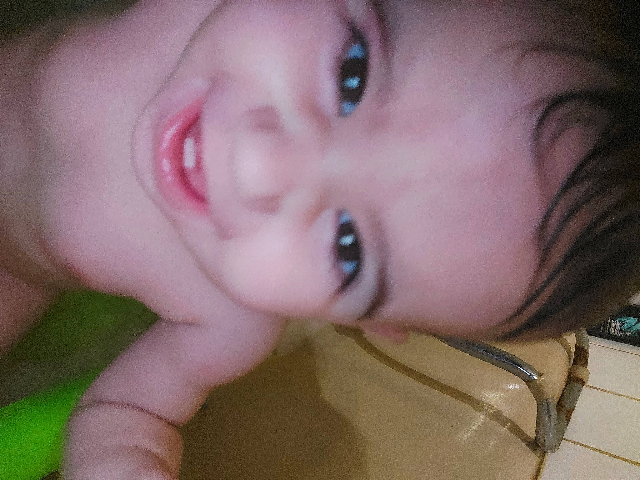 énnora a rejoint le concours — aidez-le/la à gagner de superbes lots ! arm, cheek, chin, ear, eye, eyebrow, eyelash, flash_photography, forehead, human_body, jaw, joy, lip, mouth, neck, nose, organ, person, skin, smile