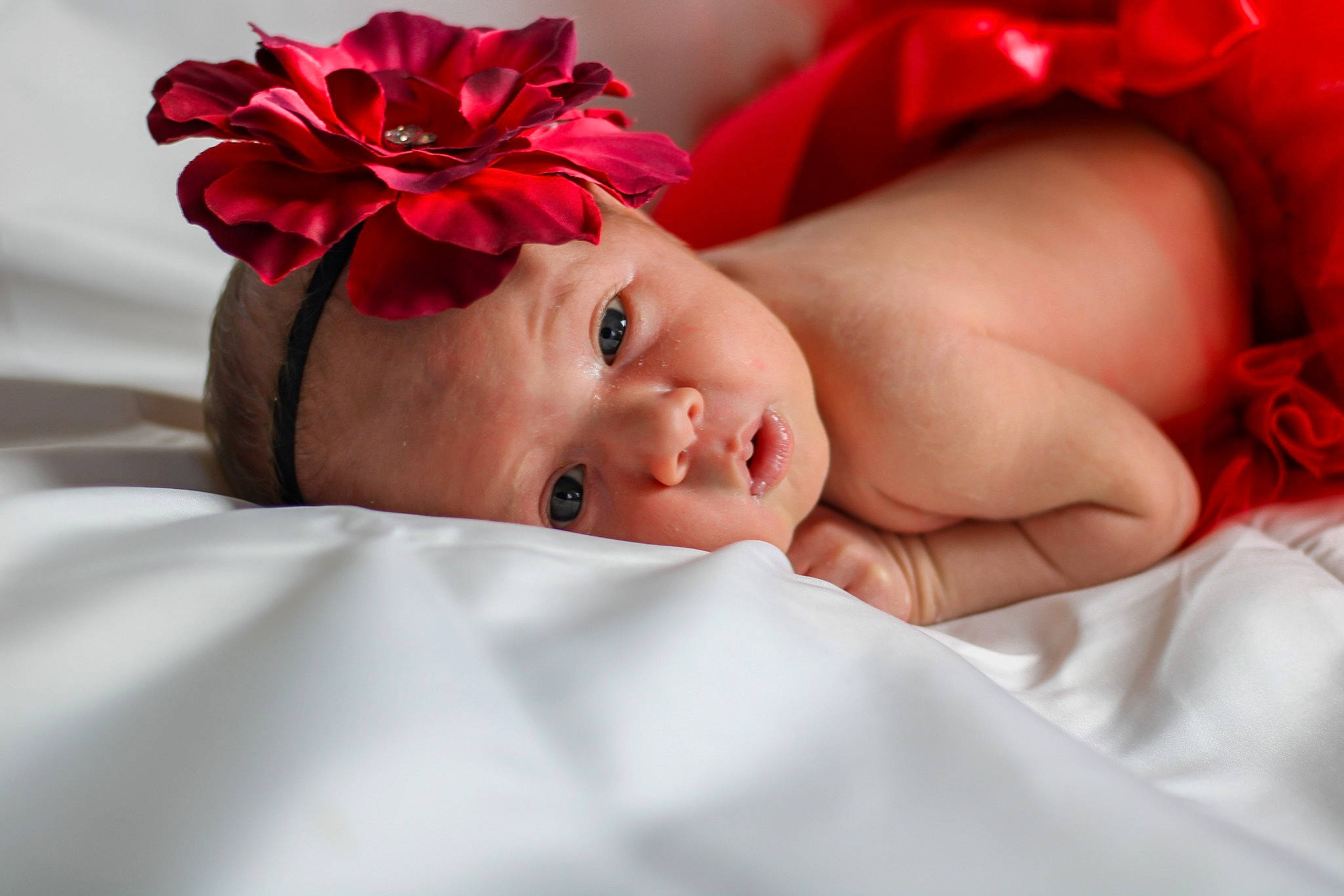 Clemence participe au concours pour gagner de l'argent avec cette photo : arm, baby, baby_sleeping, baby_toddler_clothing, comfort, dress, eye, face, finger, flower, hand, happy, hat, headgear, headpiece, headwear, lip, person, petal, pink