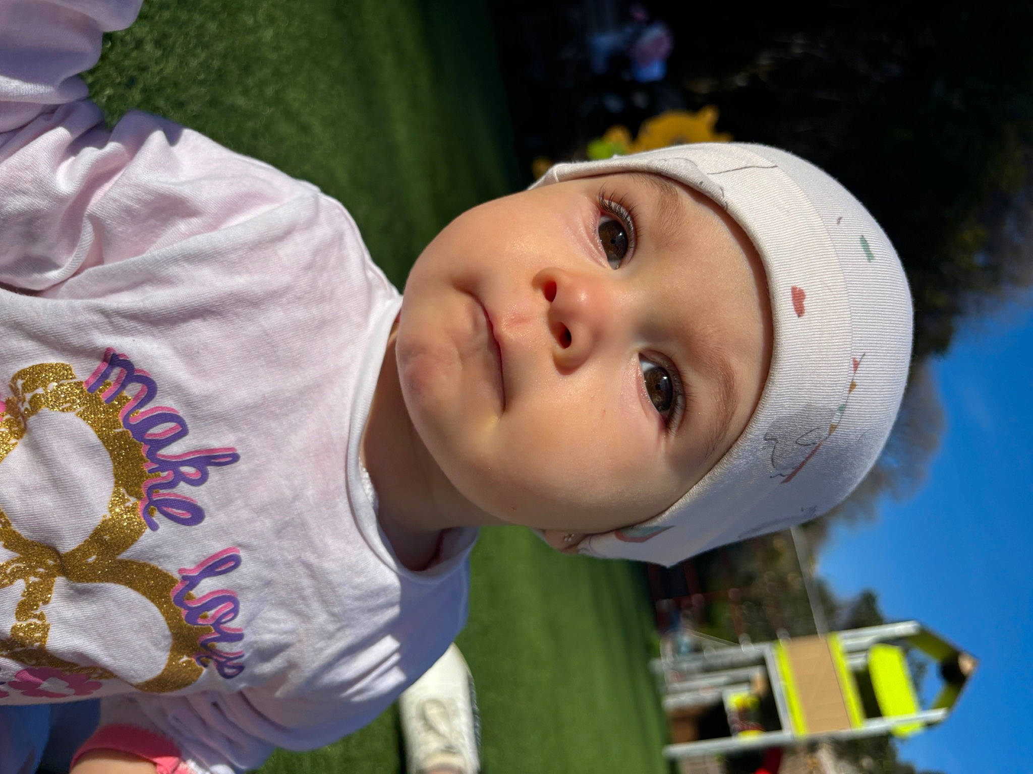 Rebeca a rejoint le concours — aidez-le/la à gagner de superbes lots ! baby_toddler_clothing, cheek, child, chin, cool, eye, eyelash, fun, grass, green, happy, hat, headwear, leisure, lip, nose, person, plant, skin, toddler