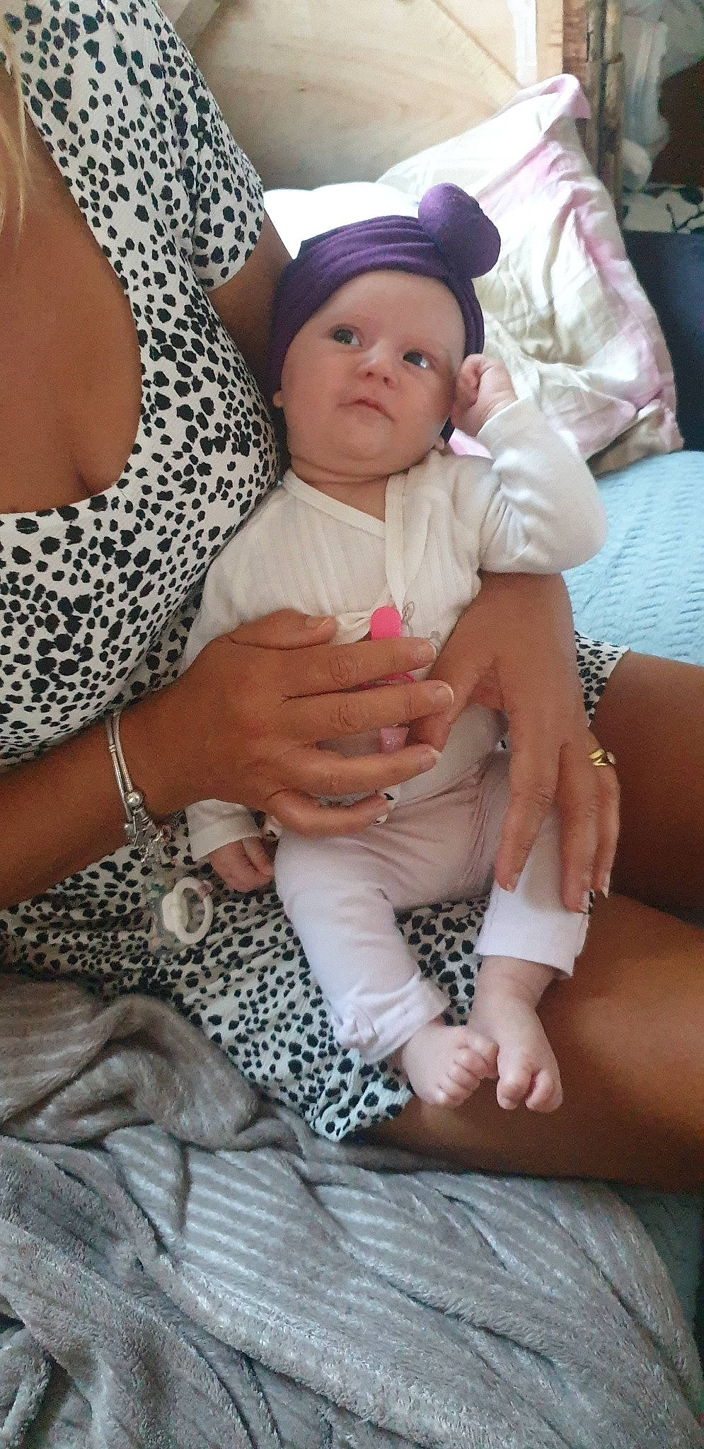 Ariana a rejoint le concours — aidez-le/la à gagner de superbes lots ! arm, baby, child, hand, headwear, leg, person, sitting, toddler