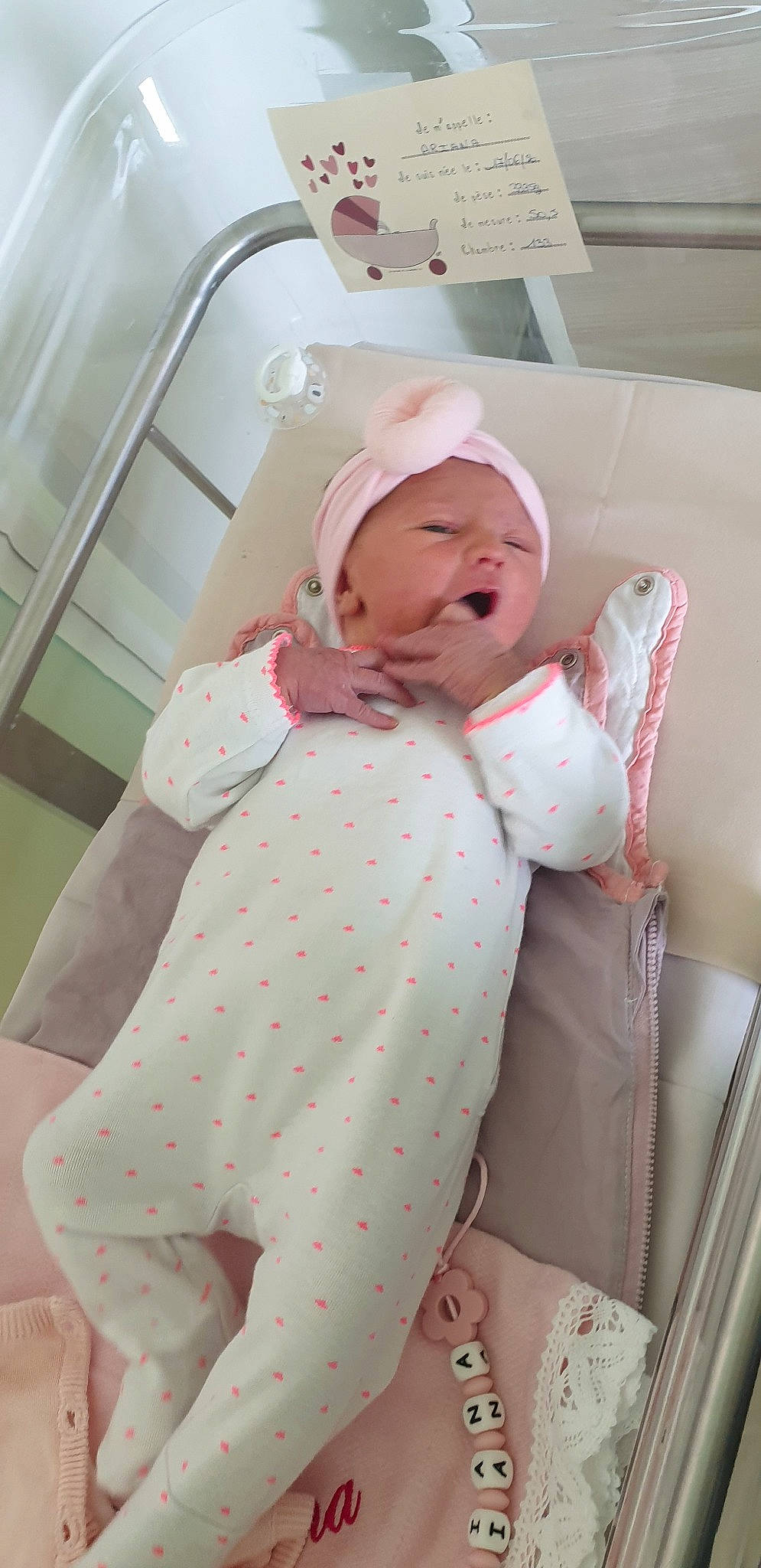 Ariana participe au concours pour gagner de l'argent avec cette photo : baby, birth, child, childbirth, headwear, person, pink, product, skin, toddler