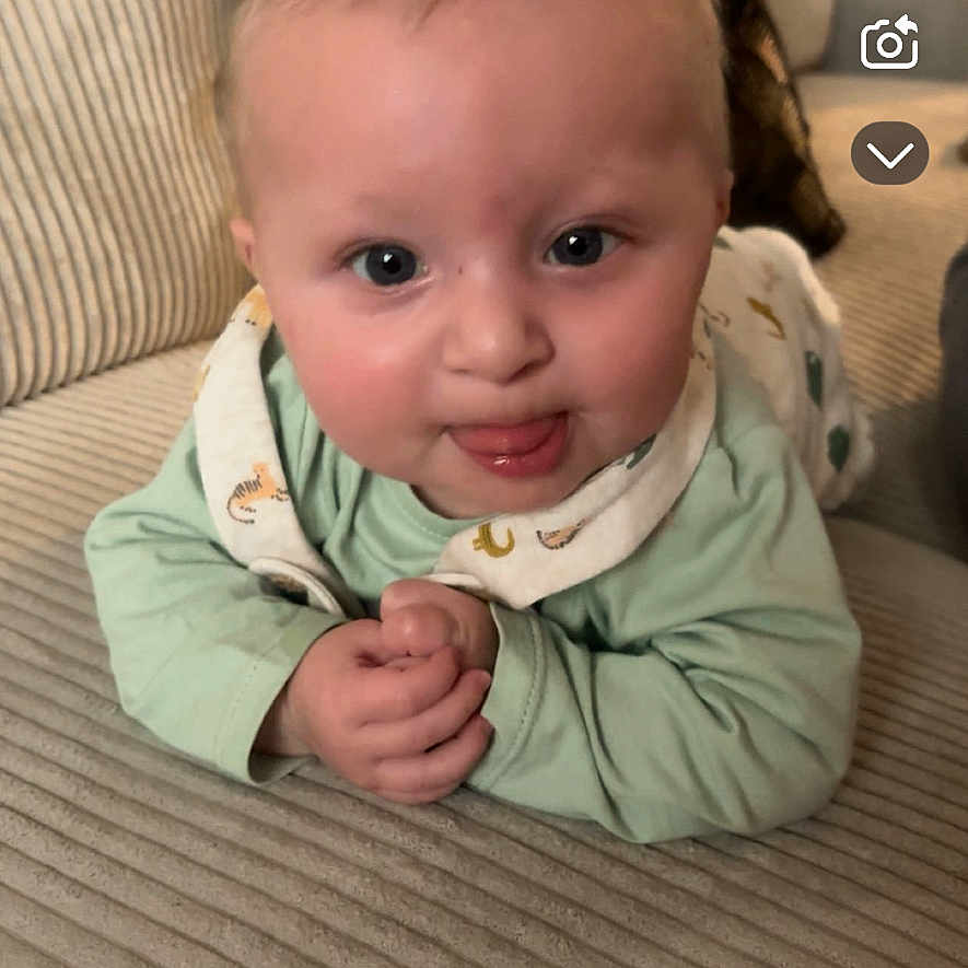 Jules a rejoint le concours — aidez-le/la à gagner de superbes lots ! baby, bodypart, couch, cushion, electronics, face, finger, furniture, hand, happy, head, homedecor, laughing, newborn, person, phone, photography, portrait, smile, text