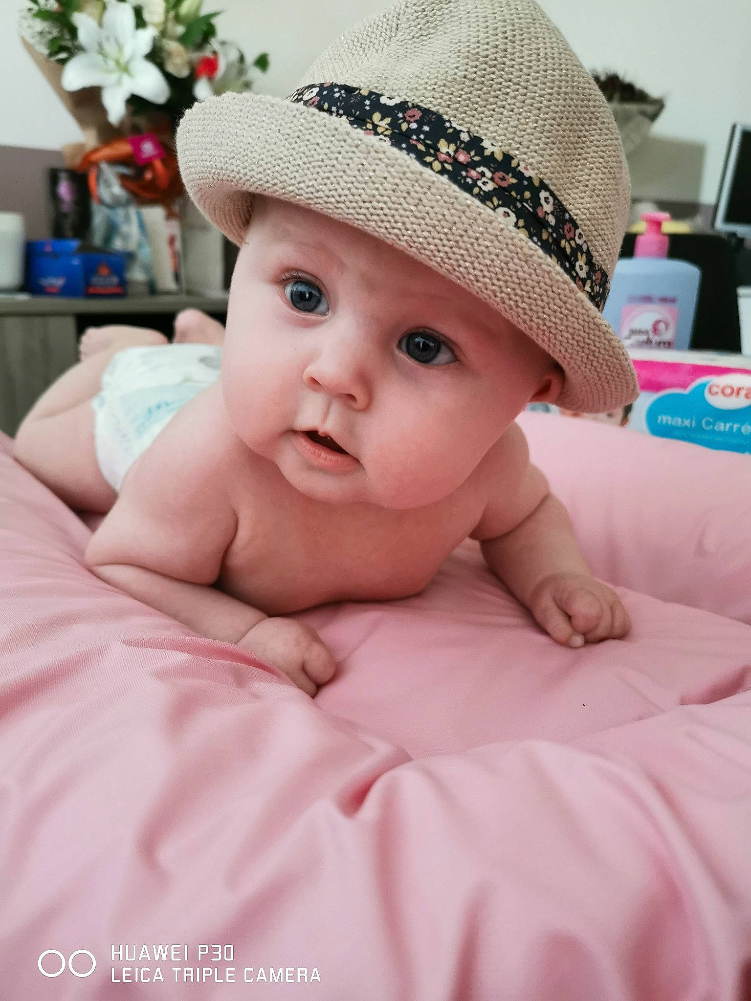 éloïse a rejoint le concours — aidez-le/la à gagner de superbes lots ! baby, baby_toddler_clothing, cap, cheek, child, comfort, fashion_accessory, fedora, hair_accessory, happy, hat, headgear, headwear, linens, lip, pattern, person, pink, skin, sun_hat