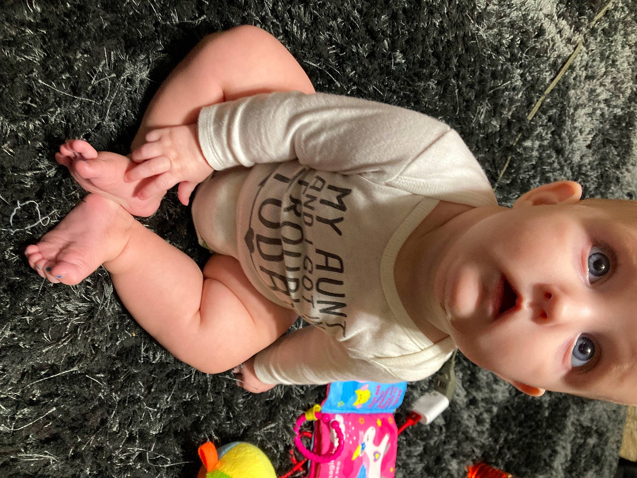 Everli is registered to the contest to win money with this photo: arm, baby_toddler_clothing, eye, fawn, finger, fun, gesture, grass, hand, happy, head, human_body, joint, mouth, organ, people_in_nature, person, skin, surprise, toddler