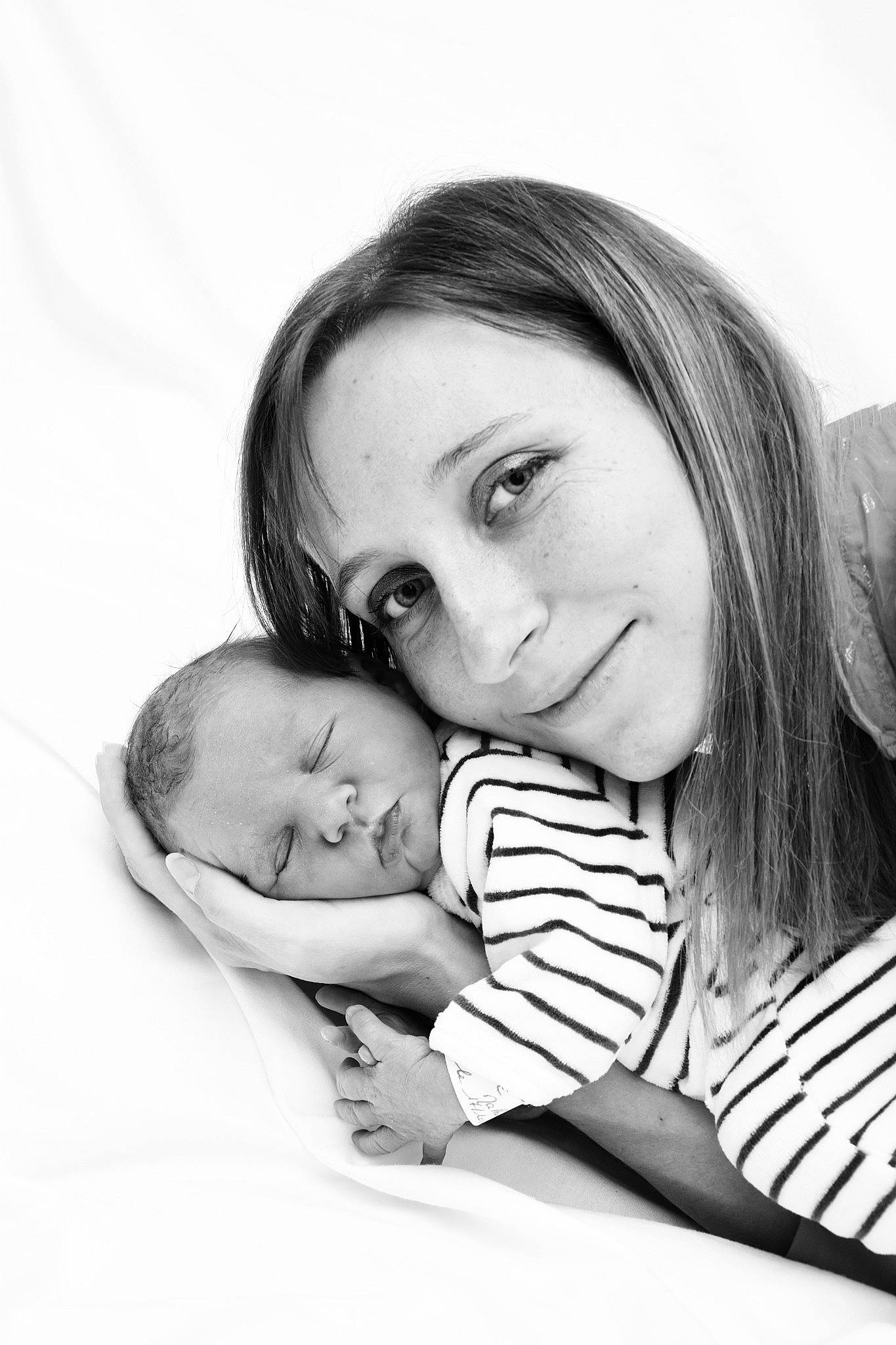 Mathilde participe au concours pour gagner de l'argent avec cette photo : baby, black_and_white, black_hair, child, comfort, eye, flash_photography, fun, gesture, happy, head, hug, joy, lip, love, monochrome, monochrome_photography, mouth, person, skin