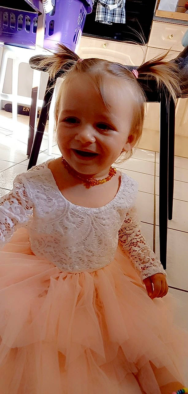 Mathilde participe au concours pour gagner de l'argent avec cette photo : baby_toddler_clothing, bridal_accessory, day_dress, dress, embellishment, eyelash, hair, hairstyle, happy, iris, jewellery, joy, neck, person, pink, shoulder, skin, sleeve, smile, textile
