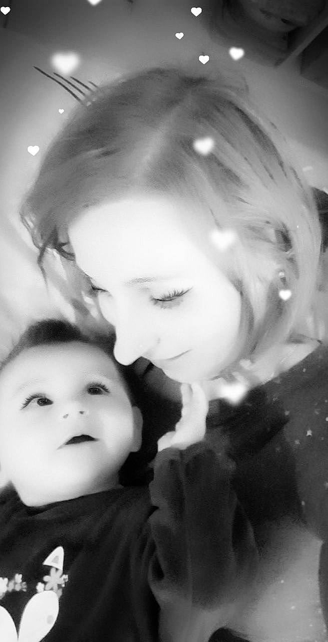 Mathilde participe au concours pour gagner de l'argent avec cette photo : black, black_and_white, cheek, chin, eyebrow, flash_photography, forehead, hair, hairstyle, hand, happy, human, human_body, iris, lip, mouth, nose, person, skin, smile