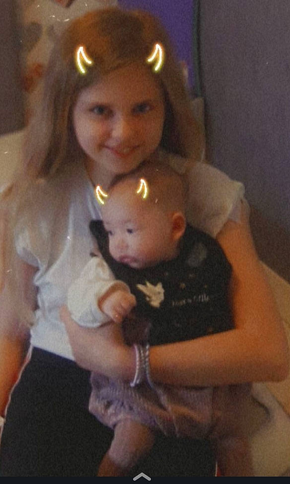 Marina participe au concours pour gagner de l'argent avec cette photo : cheek, chest, ear, eye, face, finger, fun, gesture, happy, head, interaction, iris, joy, lip, mouth, nose, person, skin, smile, thumb