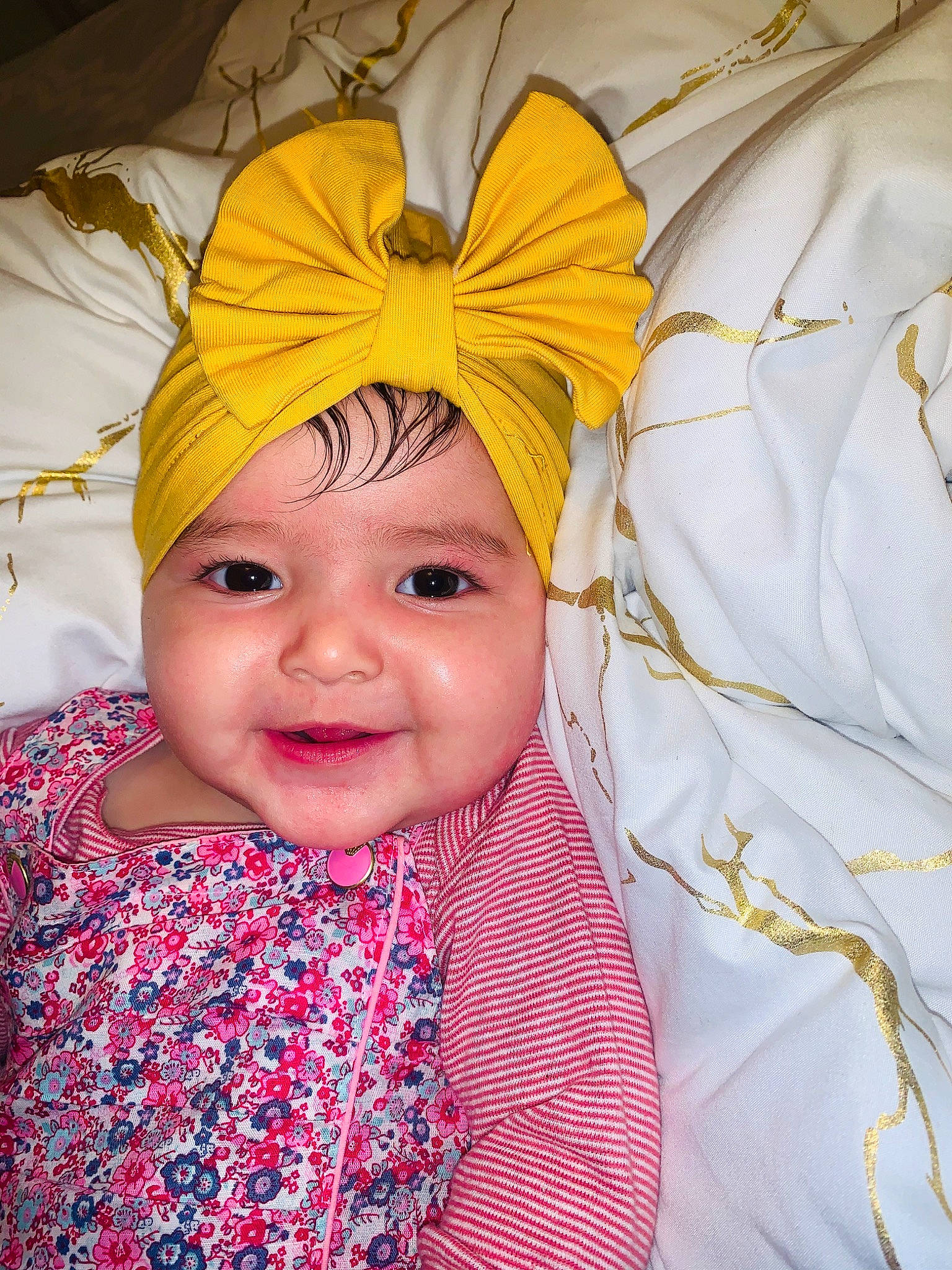 Jana a rejoint le concours — aidez-le/la à gagner de superbes lots ! baby, child, costume_hat, event, eye, eyebrow, face, fashion_accessory, fun, hair_accessory, happy, headgear, headpiece, headwear, joy, magenta, pattern, peach, person, portrait_photography