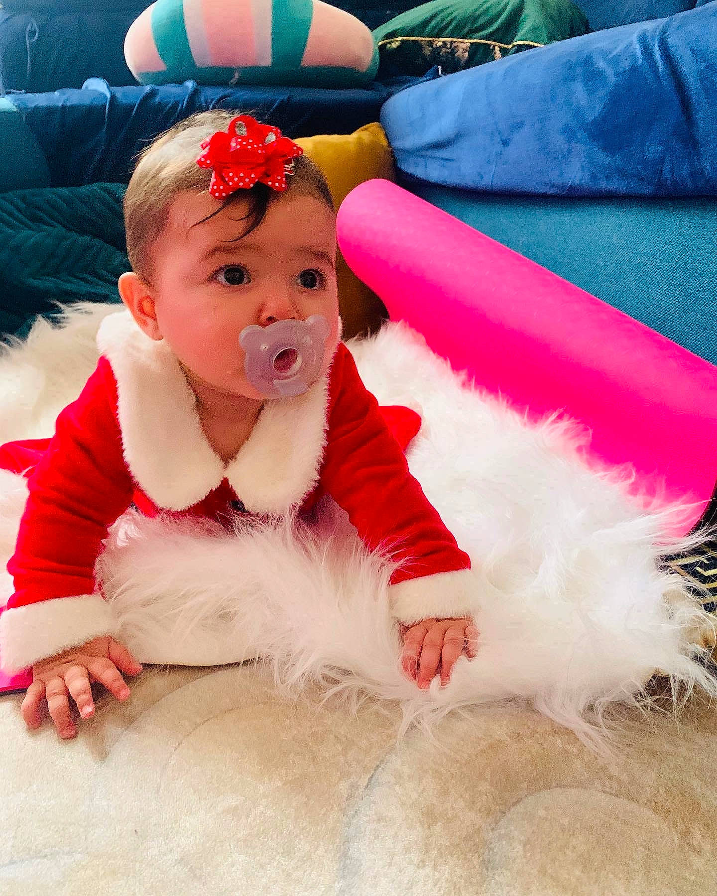 Jana a rejoint le concours — aidez-le/la à gagner de superbes lots ! baby, baby_products, baby_toddler_clothing, child, fashion_accessory, flooring, fun, fur, fur_clothing, happy, leisure, magenta, person, personal_protective_equipment, pink, play, recreation, sitting, toddler