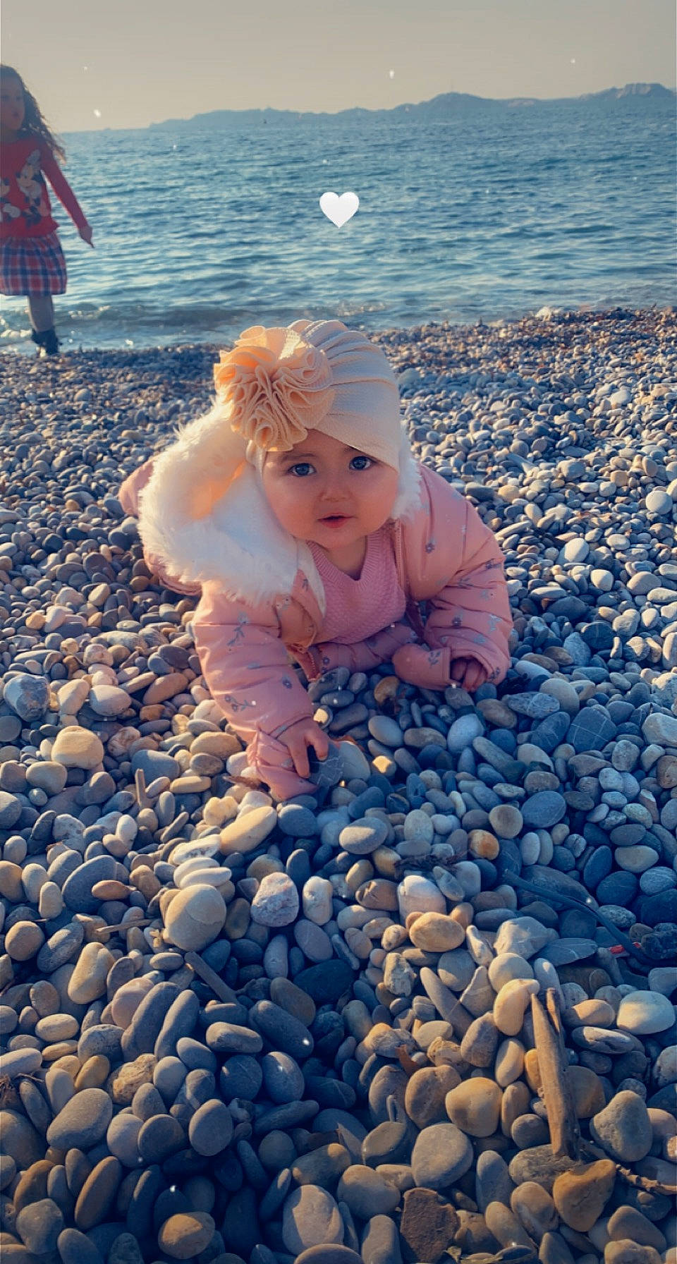 Jana participe au concours pour gagner de l'argent avec cette photo : azure, beach, blue, body_of_water, fun, happy, headwear, horizon, landscape, leaf, leisure, morning, natural_environment, nature, people_in_nature, person, sand, shore, standing, sunlight