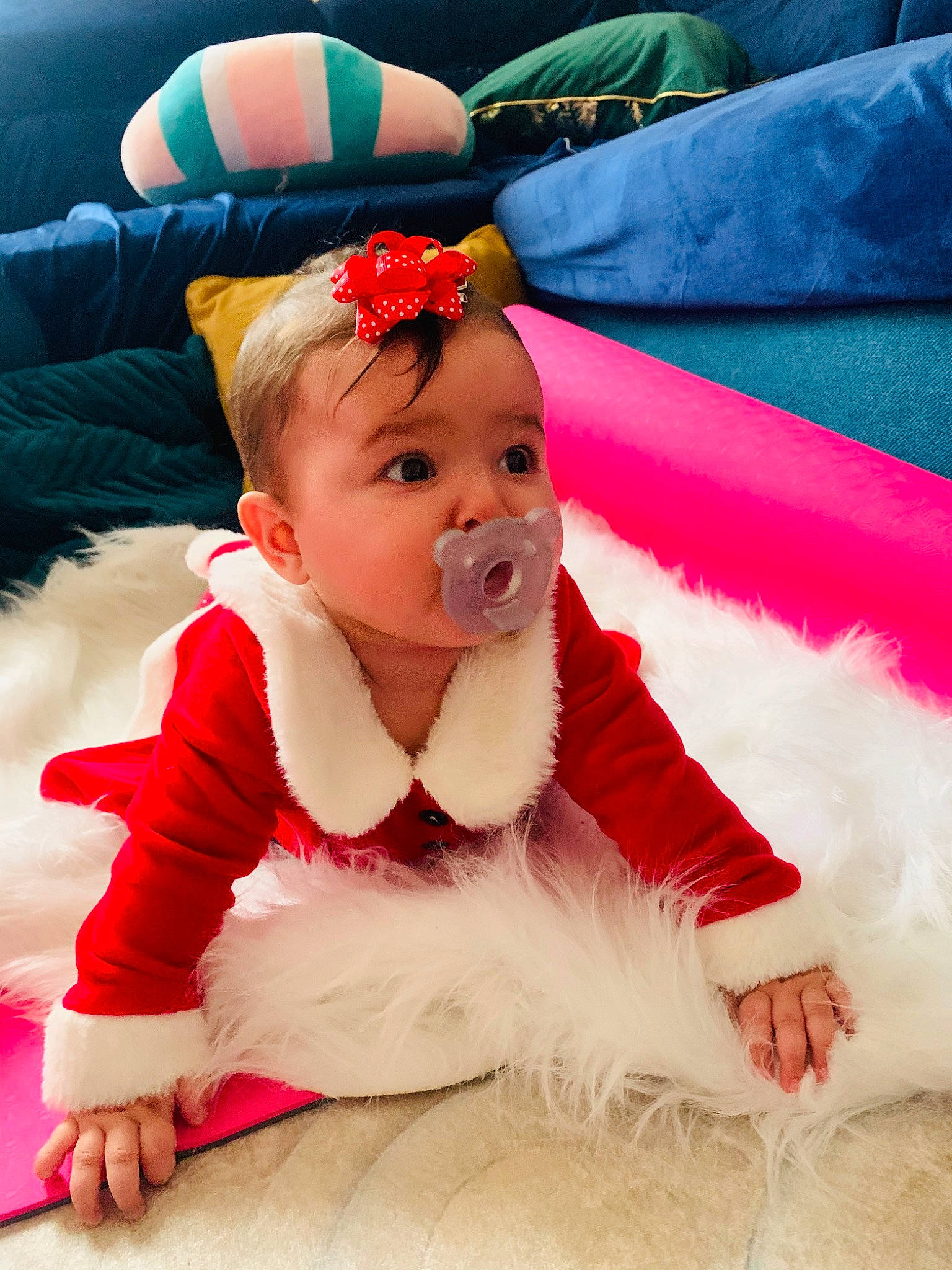 Jana participe au concours pour gagner de l'argent avec cette photo : baby, baby_toddler_clothing, child, comfort, fashion_accessory, flash_photography, fun, fur, fur_clothing, grass, happy, headband, leisure, magenta, person, petal, pink, play, recreation, sitting