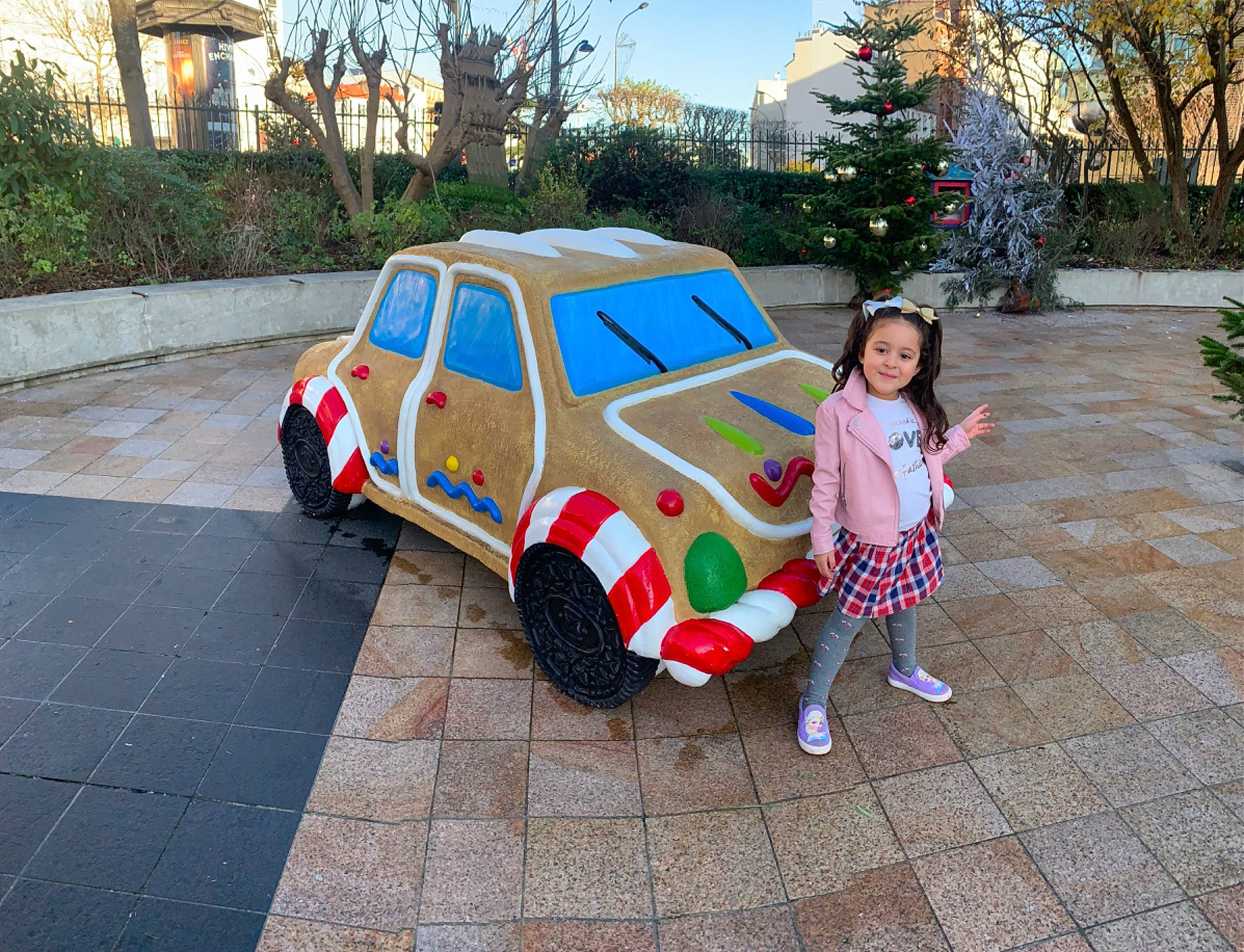 Myla a rejoint le concours — aidez-le/la à gagner de superbes lots ! asphalt, automotive_design, automotive_exterior, automotive_tire, automotive_wheel_system, car, classic_car, grass, joy, land_vehicle, mode_of_transport, motor_vehicle, person, plant, sky, tire, toddler, tree, vehicle, vehicle_door