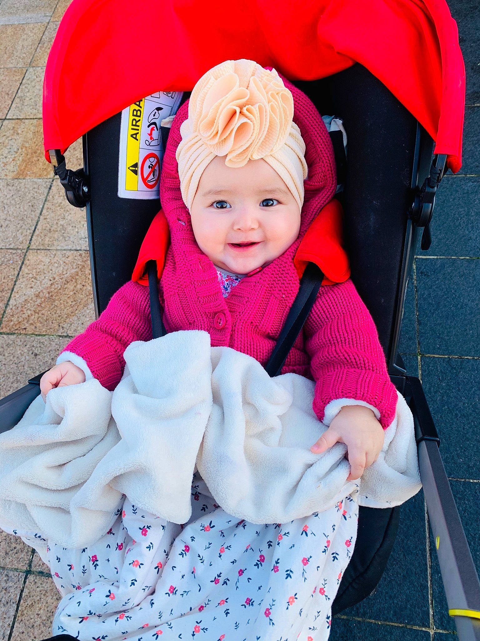 Myla participe au concours pour gagner de l'argent avec cette photo : baby, baby_carriage, baby_products, baby_toddler_clothing, child, comfort, costume_hat, event, eye, fashion_accessory, fun, happy, headwear, leisure, magenta, person, pink, purple, smile, toddler