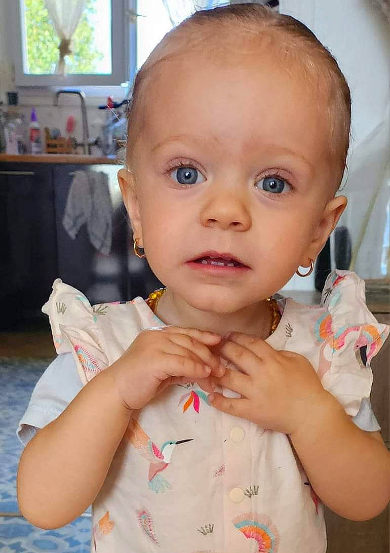 Kayetana participe au concours pour gagner de l'argent avec cette photo : arm, baby_toddler_clothing, cheek, chin, ear, eye, eyebrow, eyelash, finger, gesture, hairstyle, hand, happy, iris, lip, mouth, nose, person, skin, sleeve