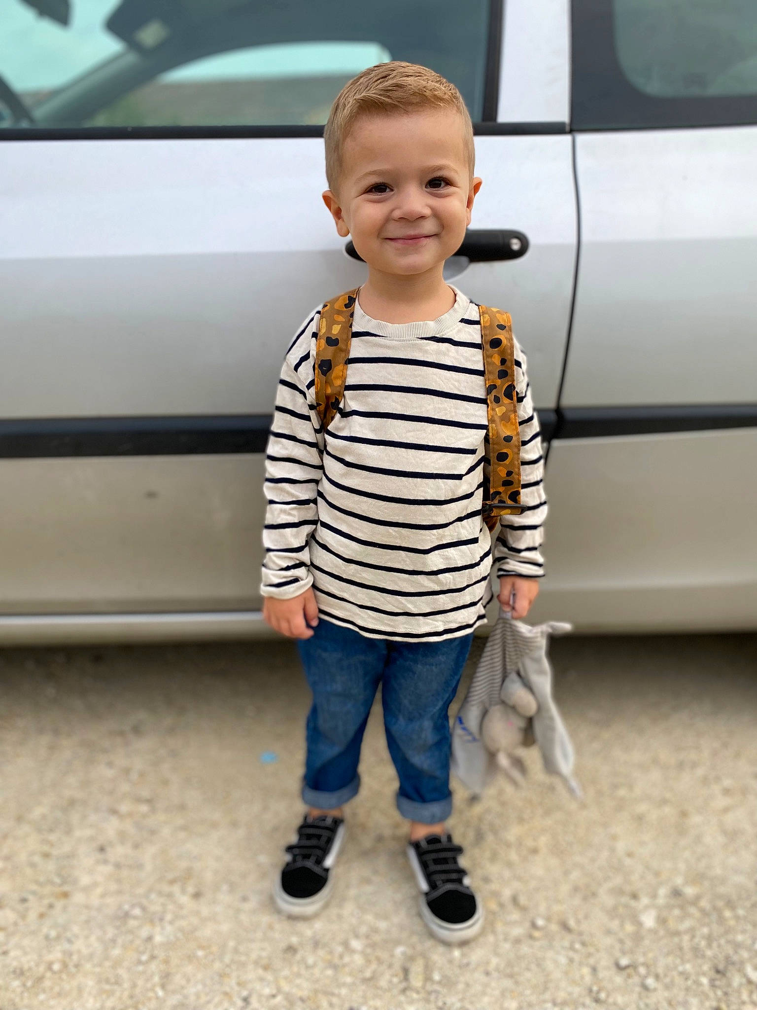 Liam a rejoint le concours — aidez-le/la à gagner de superbes lots ! automotive_design, automotive_exterior, automotive_lighting, automotive_tire, bumper, car, face, footwear, hood, jeans, joy, land_vehicle, motor_vehicle, person, plant, rim, smile, tints_and_shades, toddler, vehicle