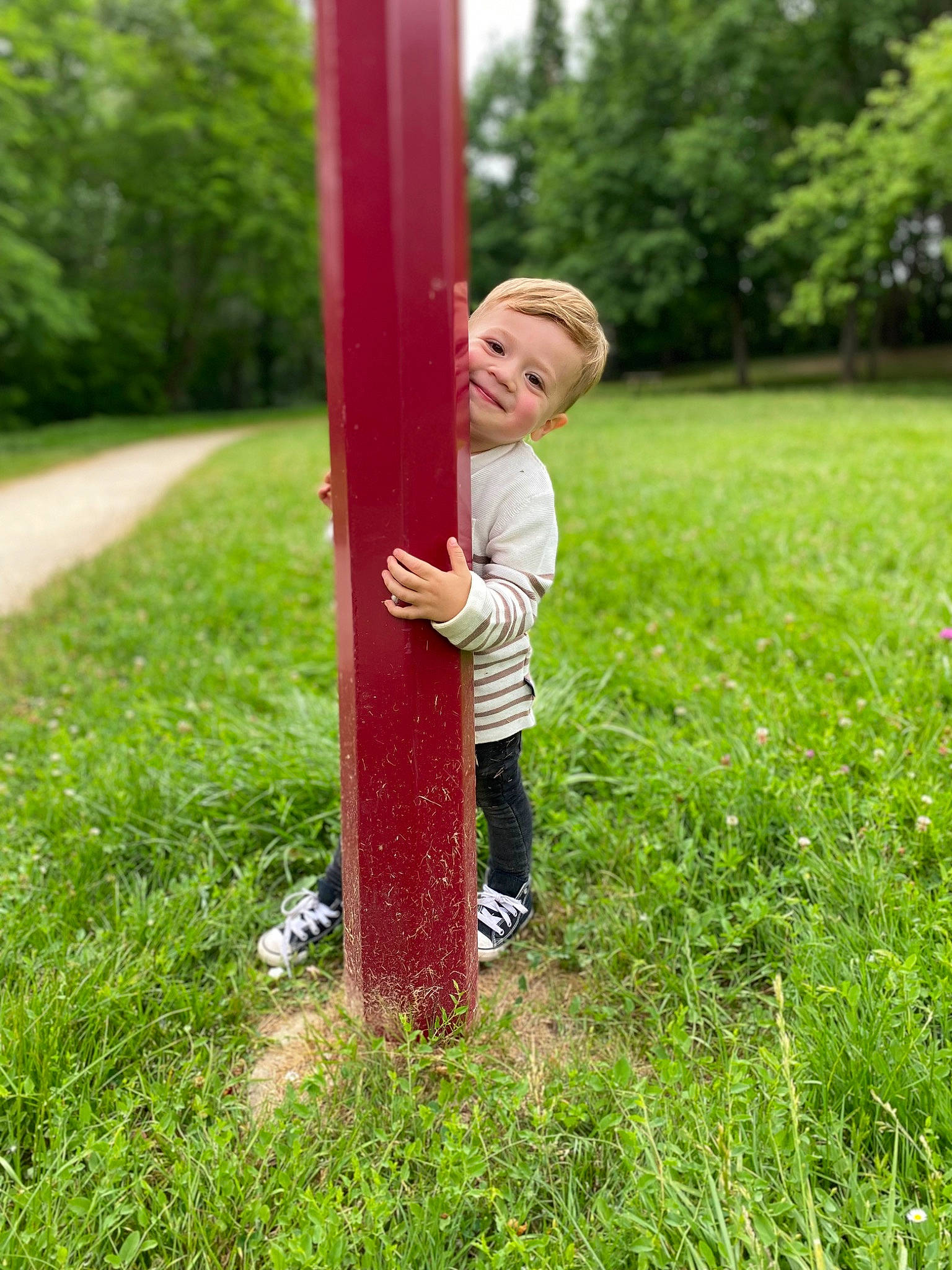 Liam a rejoint le concours — aidez-le/la à gagner de superbes lots ! art, baby, child, forest, fun, grass, grassland, green, groundcover, happy, joy, landscape, leisure, people_in_nature, person, plant, recreation, shrub, smile, toddler