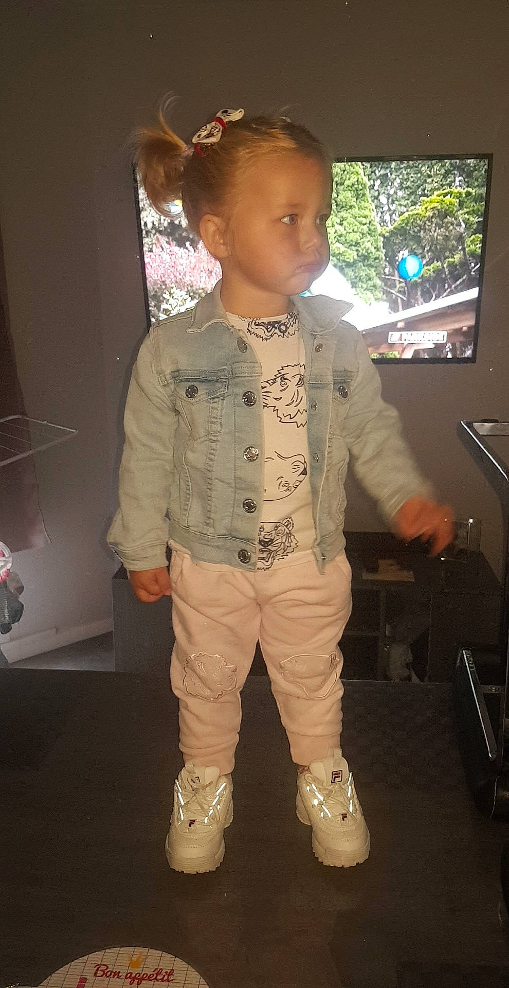 Ynès participe au concours pour gagner de l'argent avec cette photo : child, jacket, outerwear, person, shoe, standing, toddler