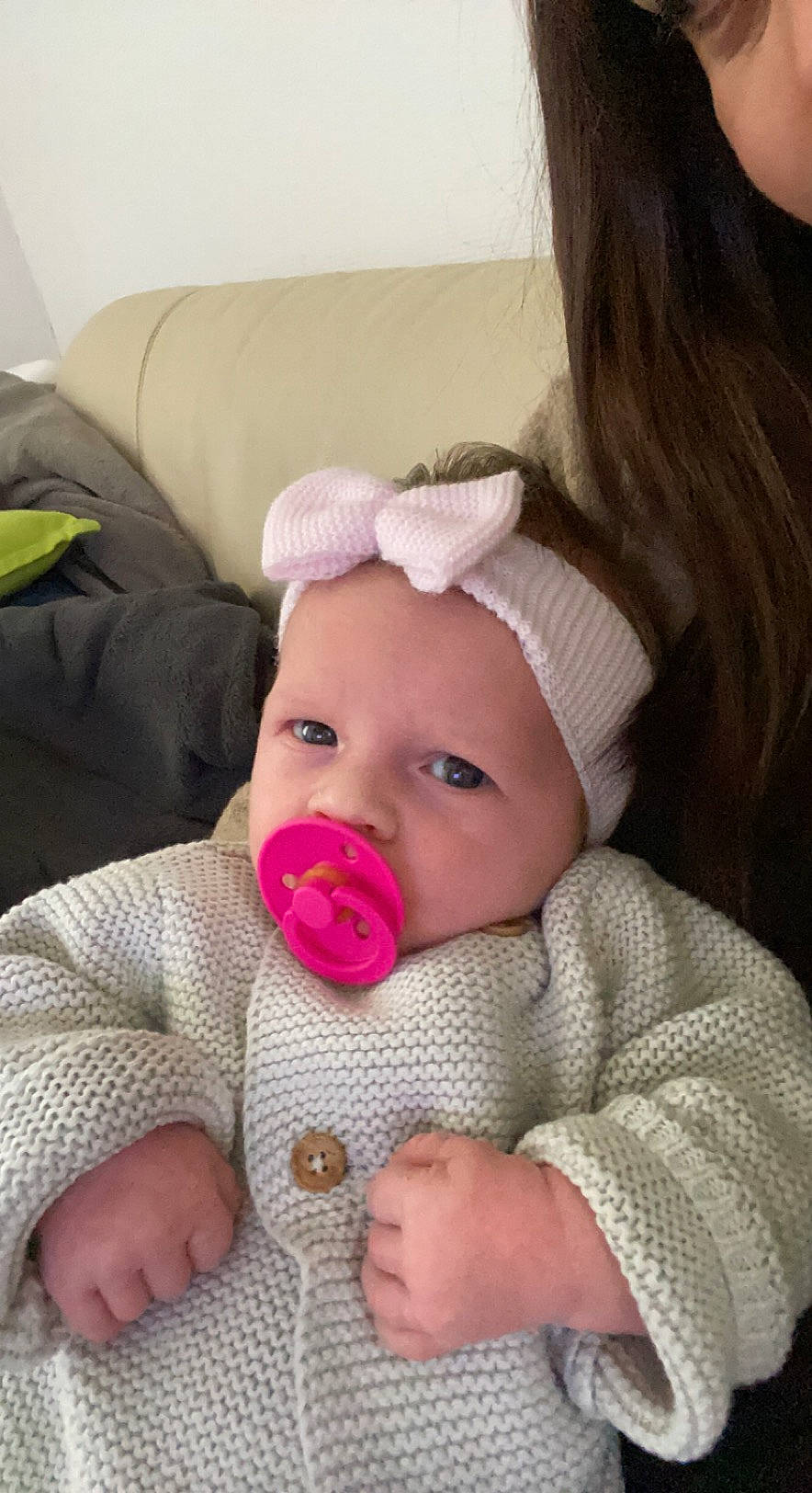 Romy a rejoint le concours — aidez-le/la à gagner de superbes lots ! baby, baby_products, baby_sleeping, baby_toddler_clothing, beanie, cheek, child, comfort, eyelash, headwear, iris, knit_cap, linens, lip, nose, person, sitting, skin, sleeve, textile