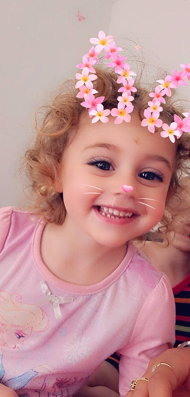 Amélia a rejoint le concours — aidez-le/la à gagner de superbes lots ! chin, clothing, dress, eye, eyebrow, eyelash, flower, happy, head, headband, headgear, headpiece, headwear, iris, joy, lei, lip, person, petal, pink