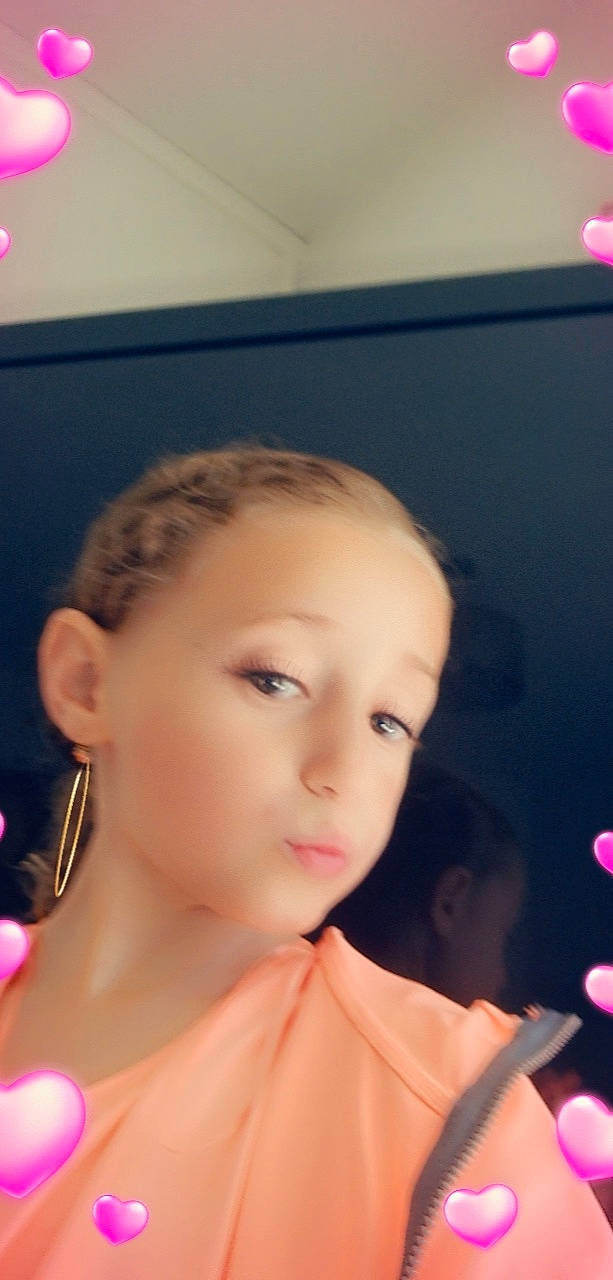 Léa a rejoint le concours — aidez-le/la à gagner de superbes lots ! beauty_salon, black_hair, blond, brown_hair, cheek, child, ear, event, eyebrow, eyelash, fashion_design, forehead, fun, hair_coloring, hairstyle, happy, long_hair, neck, nose, person