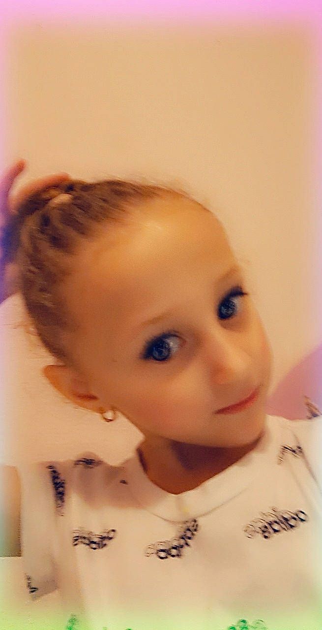 Léa participe au concours pour gagner de l'argent avec cette photo : cheek, chin, dress, ear, eye, eyebrow, eyelash, facial_expression, forehead, hairstyle, head, iris, jaw, lip, mouth, neck, nose, person, shoulder, skin