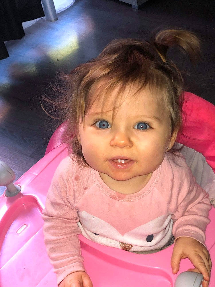 Hilona a rejoint le concours — aidez-le/la à gagner de superbes lots ! baby, baby_toddler_clothing, cheek, chin, ear, eyebrow, eyelash, facial_expression, finger, happy, iris, lip, mouth, nose, person, photograph, pink, product, skin, smile