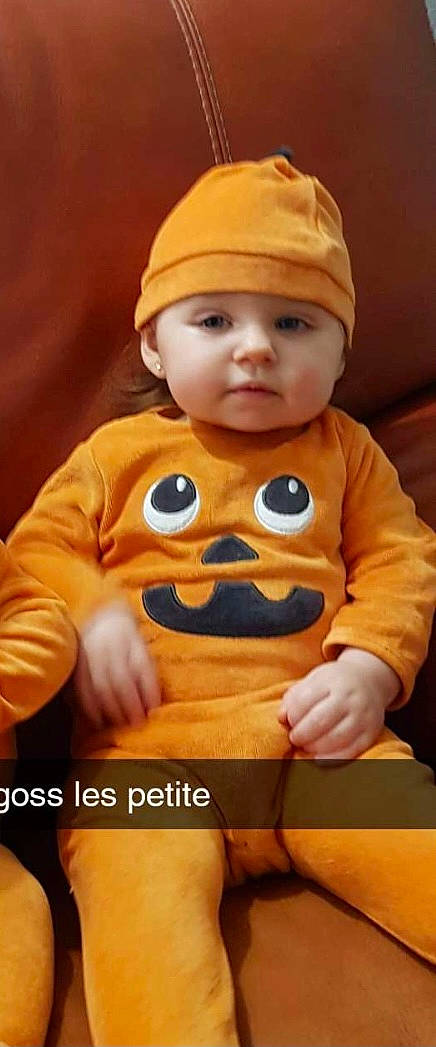 Hilona participe au concours pour gagner de l'argent avec cette photo : baby, baby_toddler_clothing, cap, cheek, child, chin, cool, finger, fun, gesture, happy, head, headwear, human_body, mouth, nose, orange, person, skin, sleeve