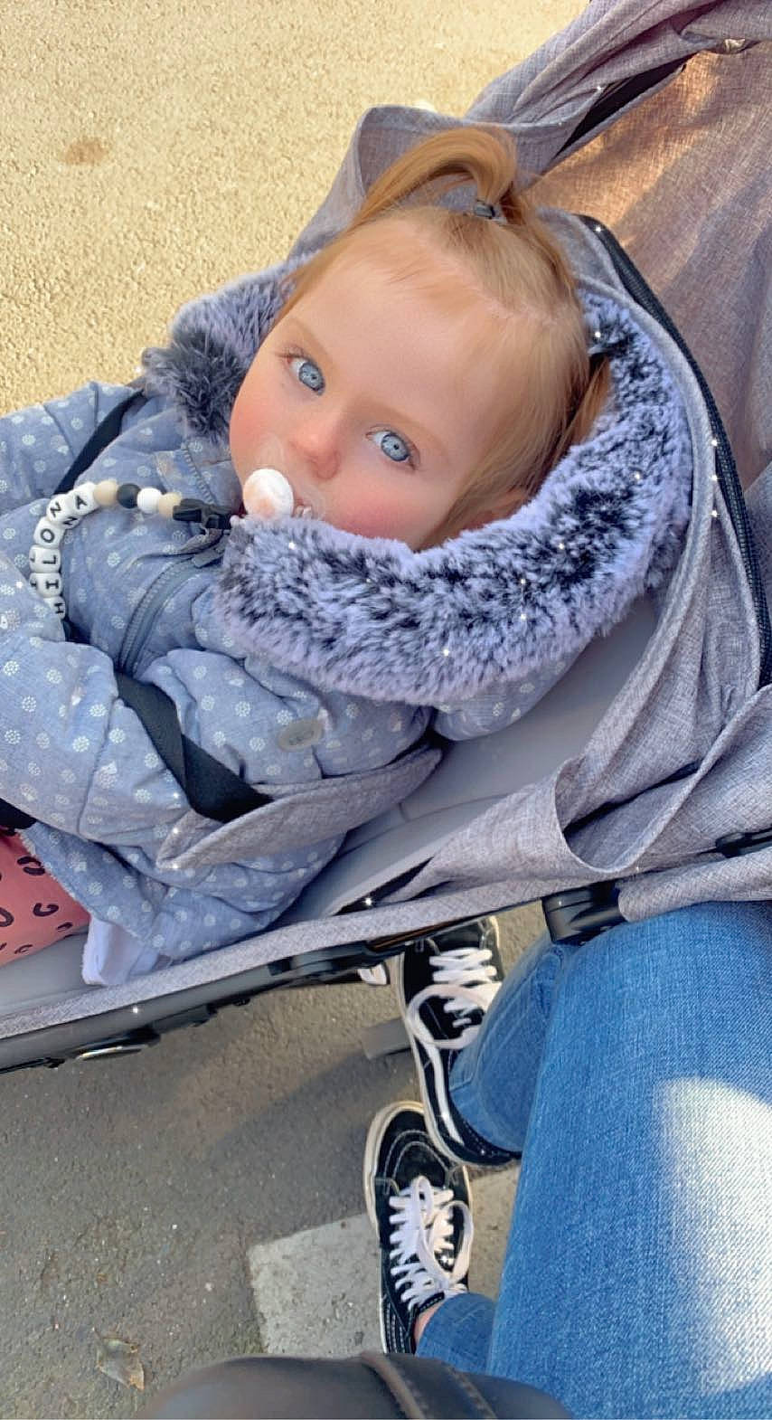 Hilona participe au concours pour gagner de l'argent avec cette photo : baby, baby_carriage, baby_products, baby_safety, baby_toddler_clothing, cheek, child, comfort, electric_blue, eye, fun, person, sitting, street_fashion, toddler, vacation, winter