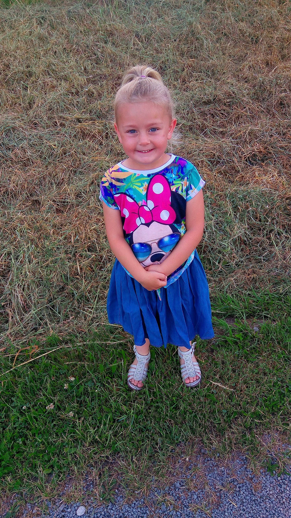 Shaïnes a rejoint le concours — aidez-le/la à gagner de superbes lots ! blue, child, clothing, day, dress, emotion, facial_expression, fun, girl, grass, infant, joy, person, pink, plant, play, sitting, smile, standing, summer