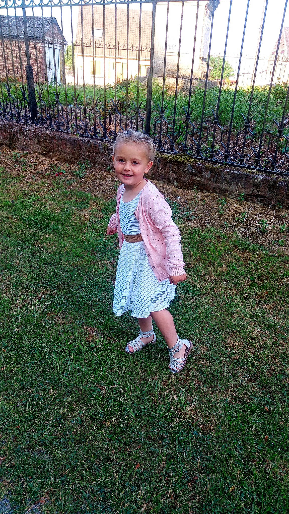 Shaïnes participe au concours pour gagner de l'argent avec cette photo : backyard, child, clothing, day, dress, fun, garden, girl, grass, green, joy, lawn, person, plant, play, recreation, standing, summer, toddler, tree