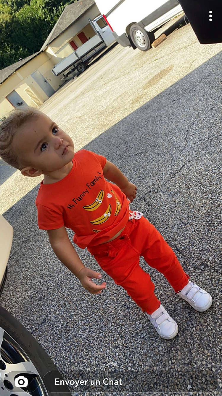 Djeylinna Lemberger a rejoint le concours — aidez-le/la à gagner de superbes lots ! asphalt, automotive_exterior, automotive_tire, baby, baby_toddler_clothing, child, flooring, grass, human_leg, leisure, person, road, road_surface, sidewalk, sleeve, sportswear, t_shirt, tire, toddler, tree