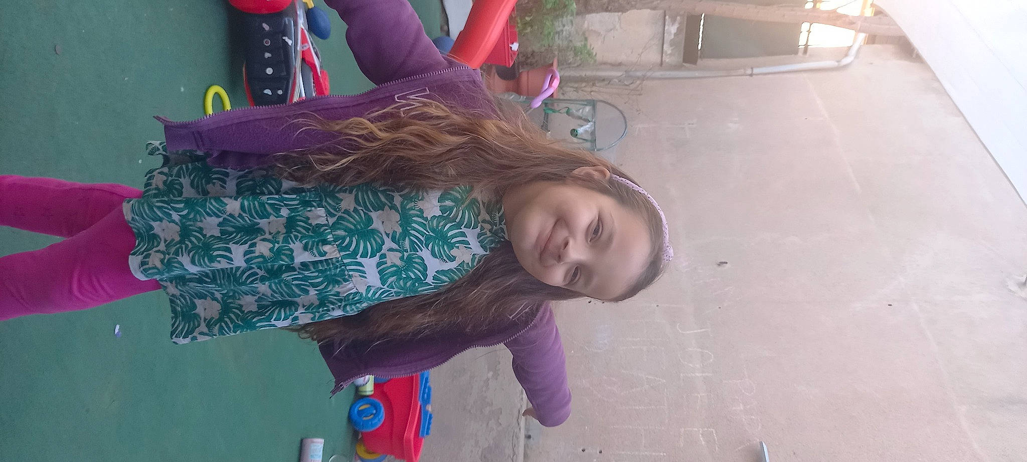 Heather a rejoint le concours — aidez-le/la à gagner de superbes lots ! arm, black_hair, child, cool, fun, hair_coloring, happy, joy, leisure, long_hair, magenta, pattern, person, pink, purple, room, street_fashion, tree, vehicle_door