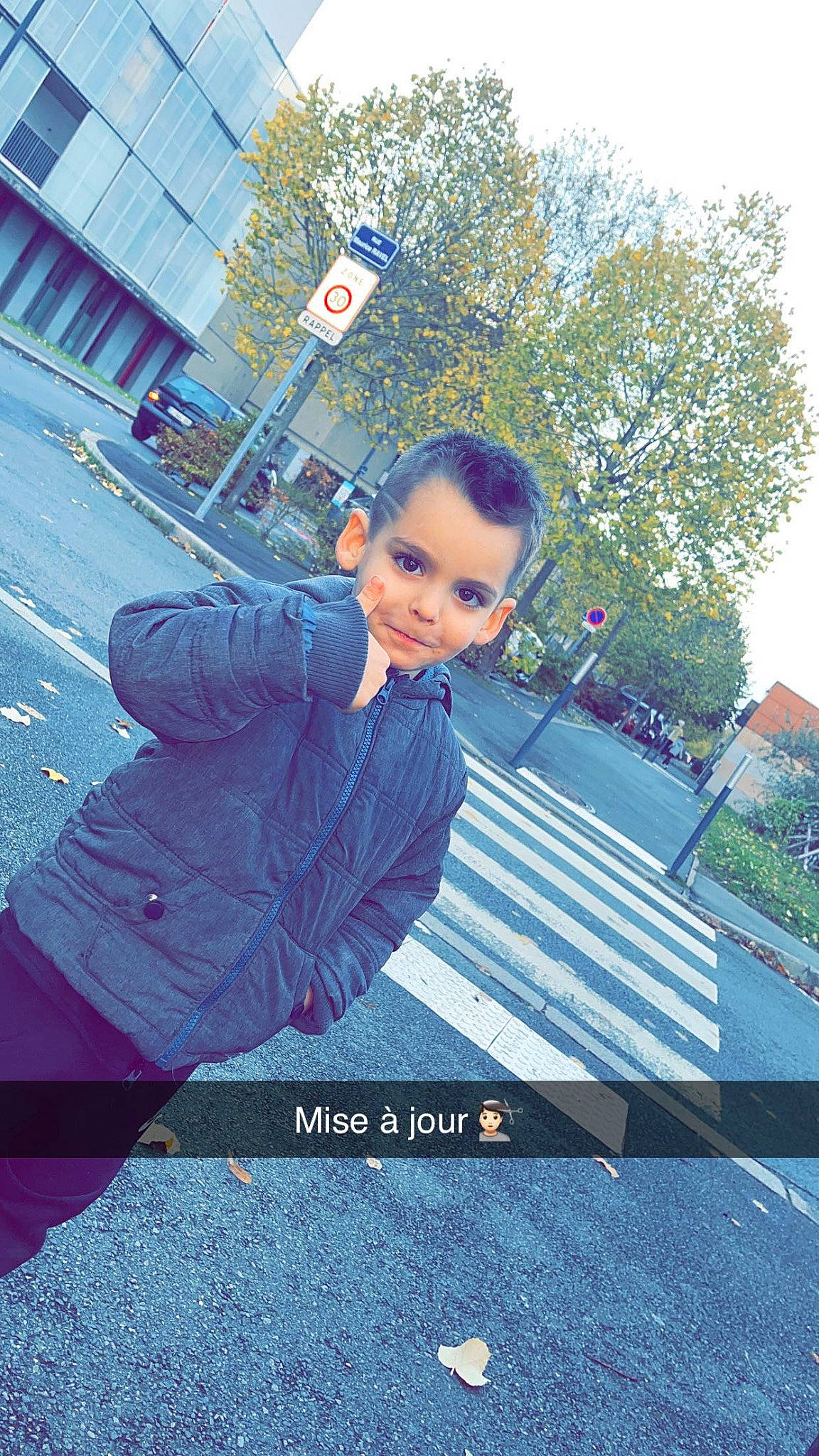 Kaeronne a rejoint le concours — aidez-le/la à gagner de superbes lots ! art, asphalt, child, city, cool, denim, electric_blue, flooring, fun, happy, leisure, pedestrian, person, plant, road_surface, sidewalk, standing, street, tints_and_shades, toddler