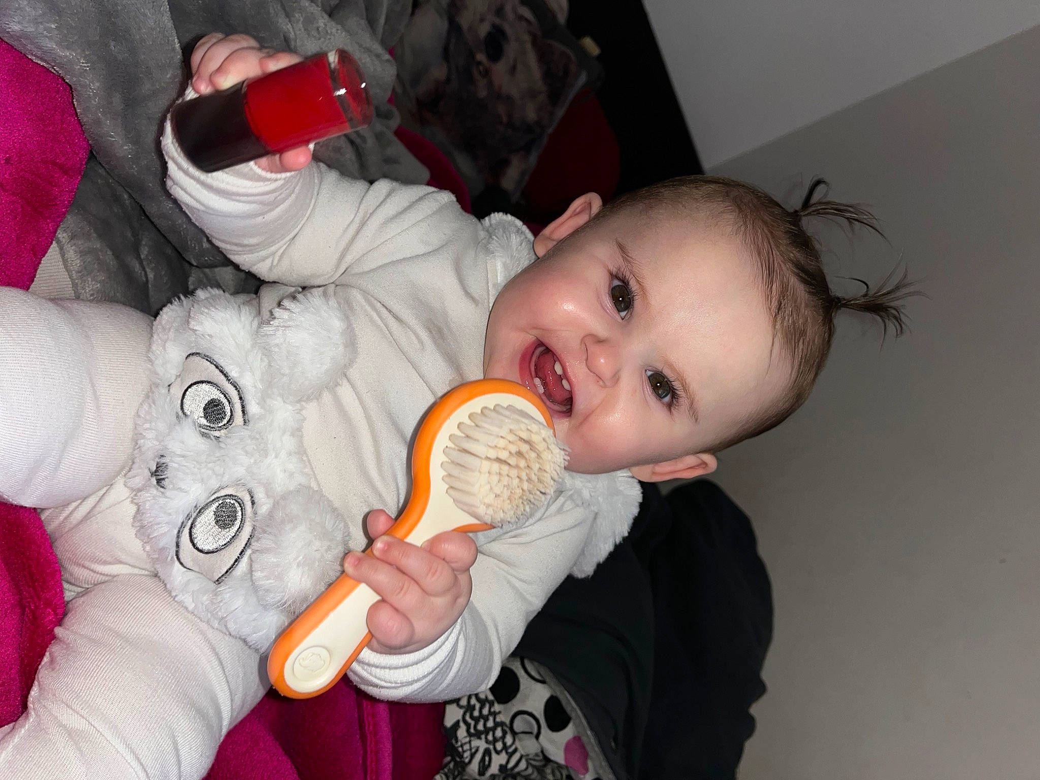 Kataleya a rejoint le concours — aidez-le/la à gagner de superbes lots ! arm, baby, baby_products, baby_toddler_clothing, carmine, cheek, child, comfort, finger, fun, hand, happy, mouth, nose, person, room, skin, smile, stuffed_toy, thumb