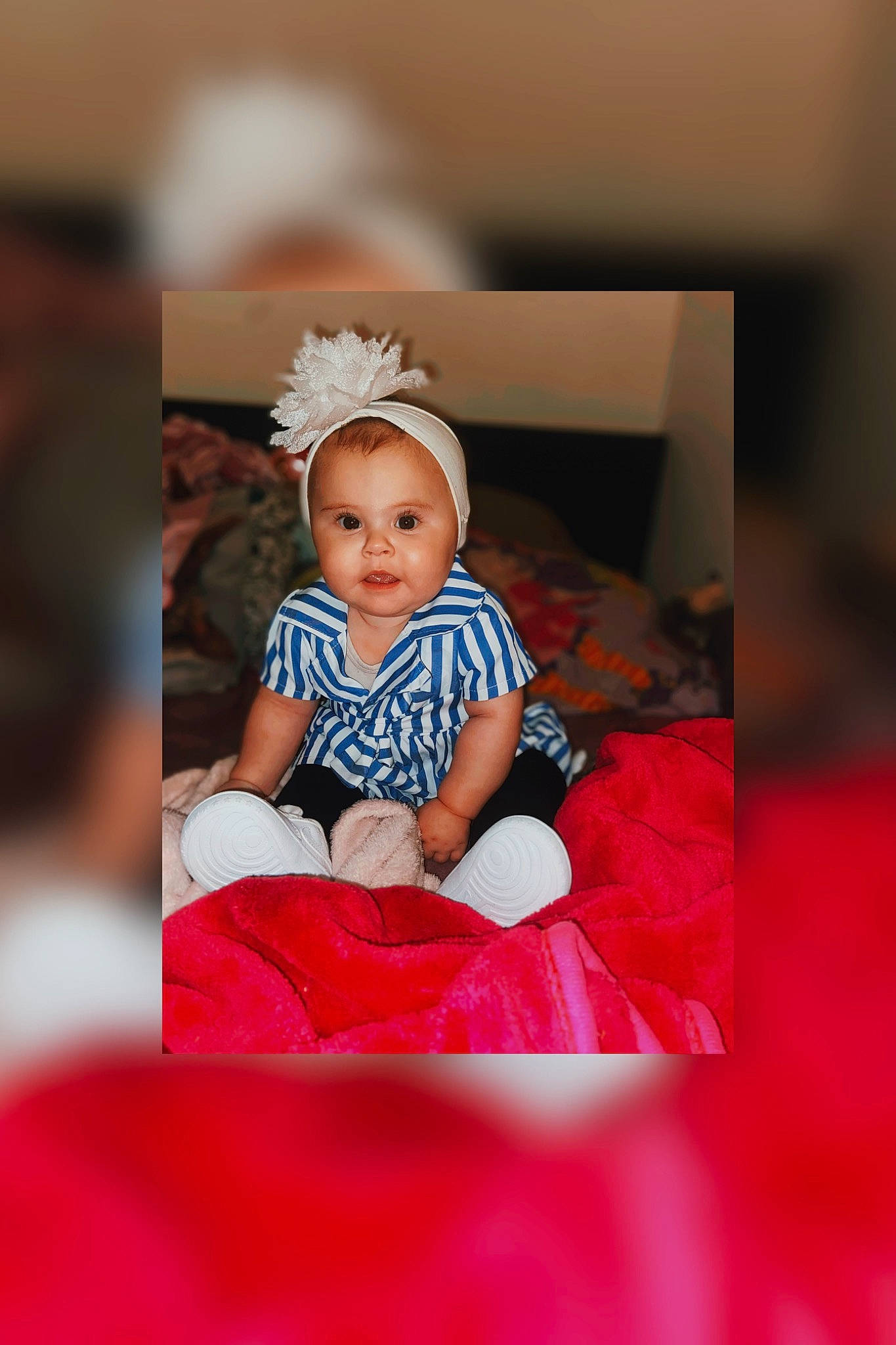 Kataleya a rejoint le concours — aidez-le/la à gagner de superbes lots ! baby, baby_toddler_clothing, child, event, flash_photography, fun, grass, happy, hat, headband, headpiece, human_body, magenta, person, petal, pink, portrait_photography, room, sitting, sleeve