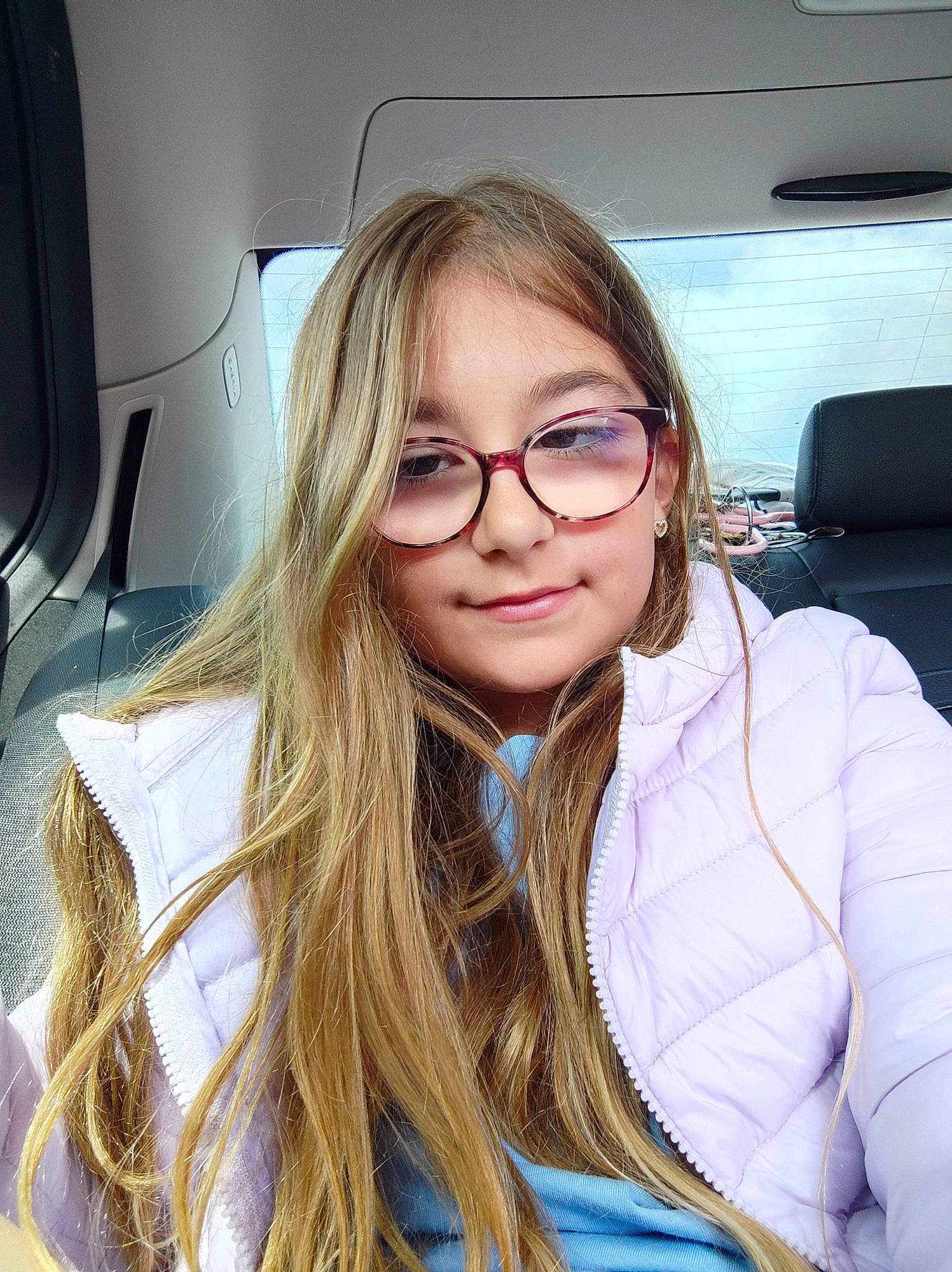 Sarah participe au concours pour gagner de l'argent avec cette photo : automotive_design, blond, eyebrow, eyewear, face, fun, gesture, glasses, hair, hairstyle, happy, iris, jaw, lip, long_hair, person, selfie, skin, smile, vehicle_door