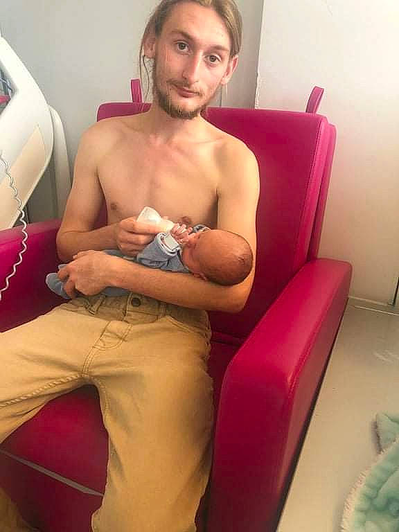 Nael a rejoint le concours — aidez-le/la à gagner de superbes lots ! abdomen, black_hair, brown_hair, chair, chest, comfort, elbow, eyewear, human_leg, knee, leg, long_hair, magenta, navel, person, room, stomach, thigh, trunk, waist