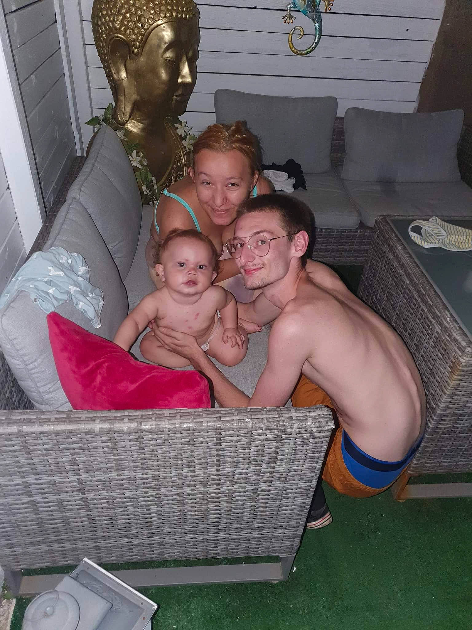 Nael a rejoint le concours — aidez-le/la à gagner de superbes lots ! art, baby, baby_products, barechested, bathing, chest, child, comfort, couch, event, fun, hairstyle, happy, joy, leisure, mammal, organ, person, product, smile